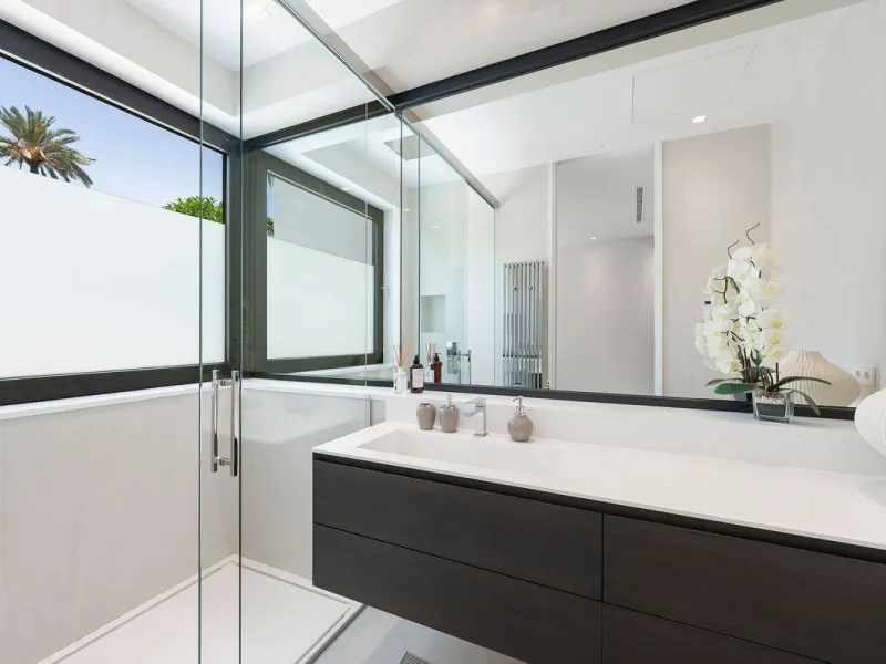 House - Detached Villa в продаже в Marbella, Málaga. В доме 5 спален и 6 ванных комнат. Площадь дома 586 м². Площадь участка 1272 м²