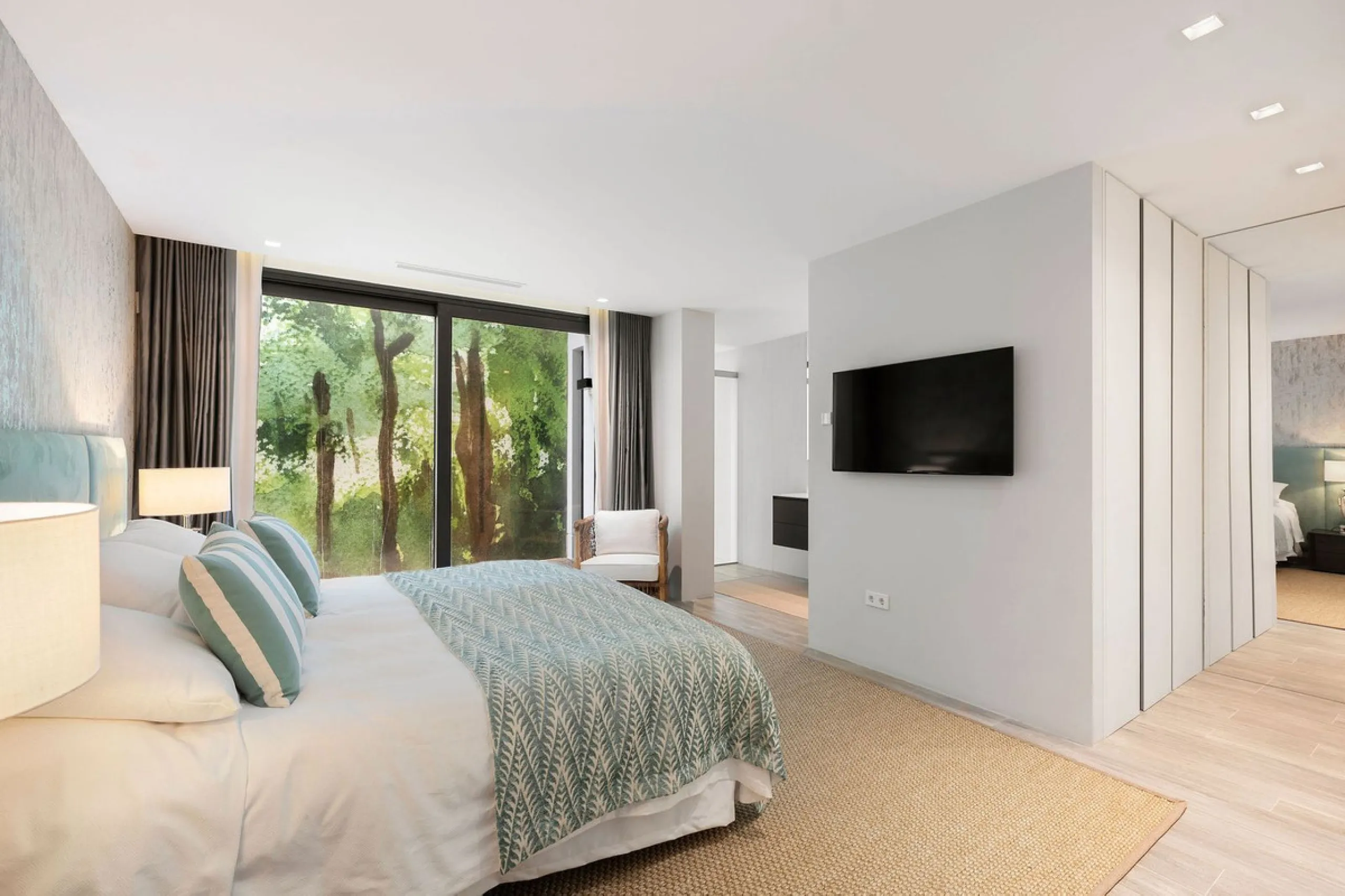 House - Detached Villa в продаже в Marbella, Málaga. В доме 5 спален и 6 ванных комнат. Площадь дома 586 м². Площадь участка 1272 м²