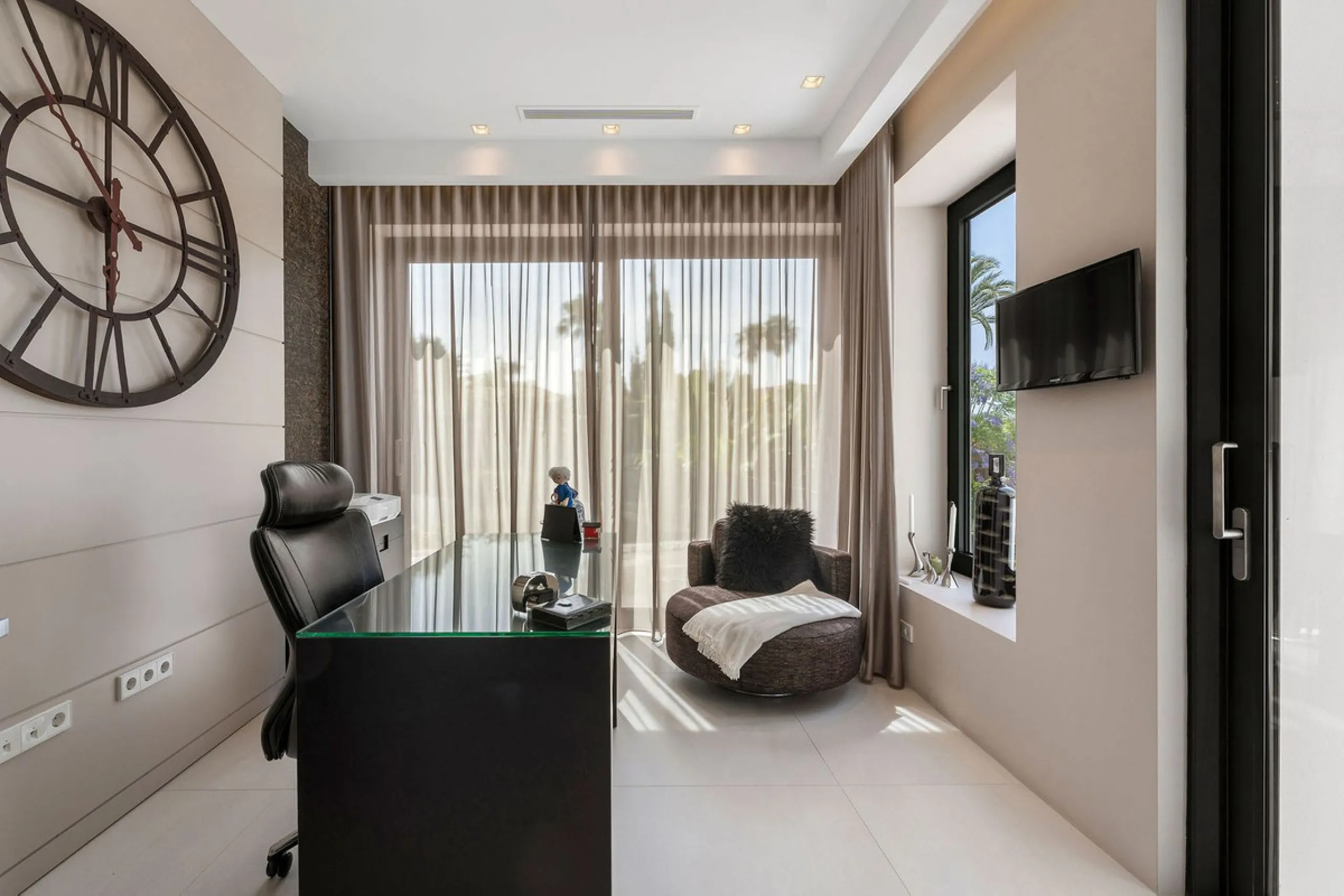 House - Detached Villa в продаже в Marbella, Málaga. В доме 5 спален и 6 ванных комнат. Площадь дома 586 м². Площадь участка 1272 м²