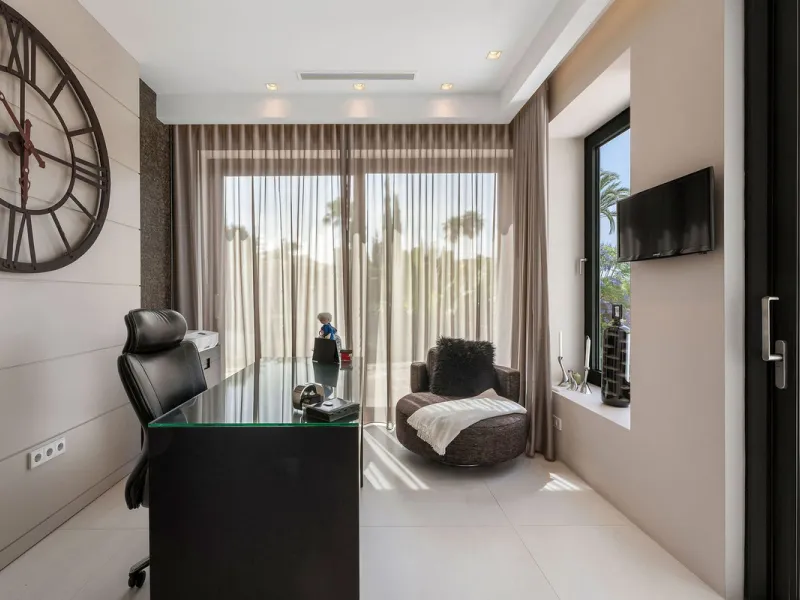 House - Detached Villa в продаже в Marbella, Málaga. В доме 5 спален и 6 ванных комнат. Площадь дома 586 м². Площадь участка 1272 м²