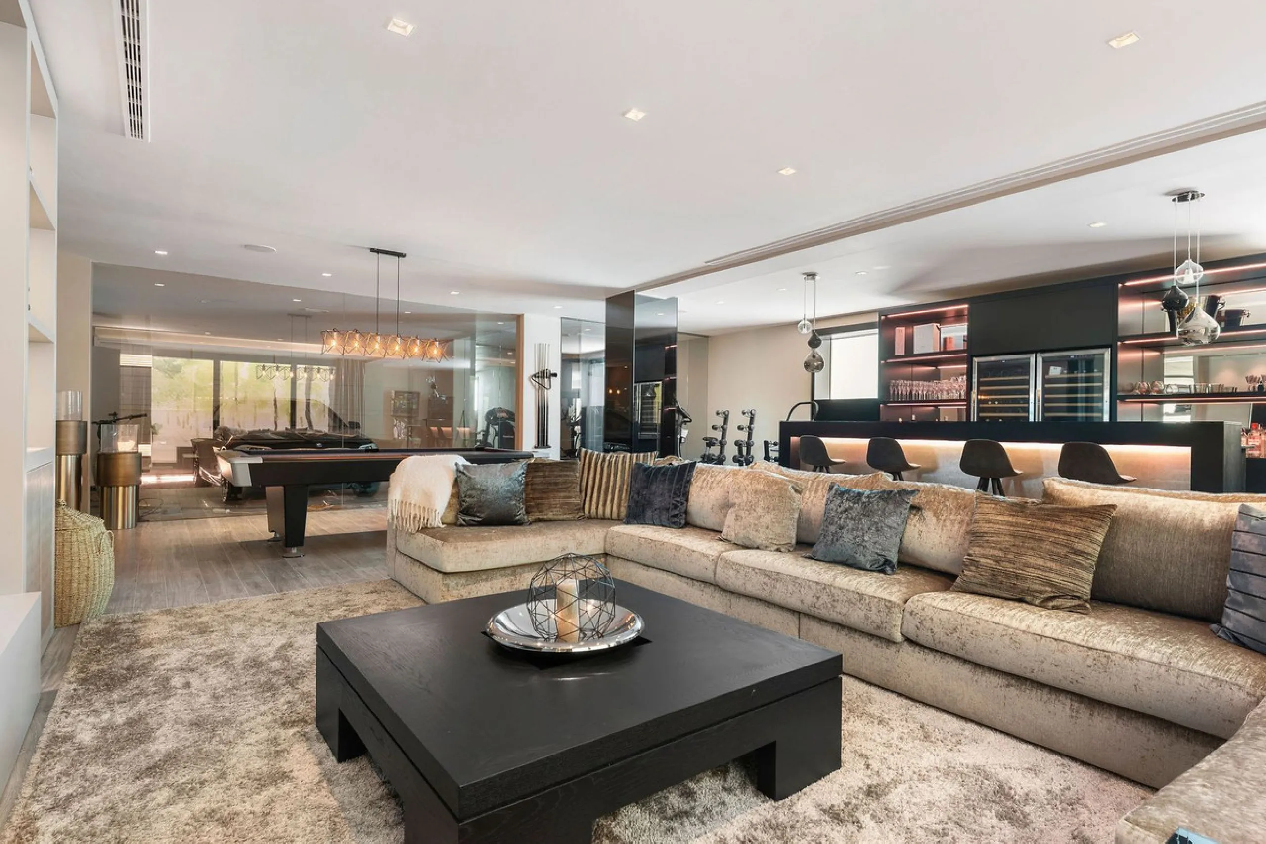 House - Detached Villa в продаже в Marbella, Málaga. В доме 5 спален и 6 ванных комнат. Площадь дома 586 м². Площадь участка 1272 м²
