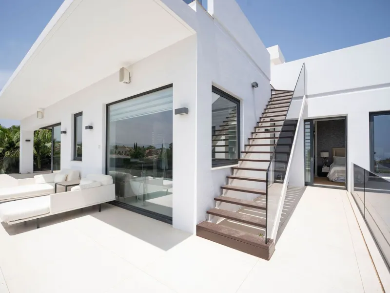 House - Detached Villa в продаже в Marbella, Málaga. В доме 5 спален и 6 ванных комнат. Площадь дома 586 м². Площадь участка 1272 м²