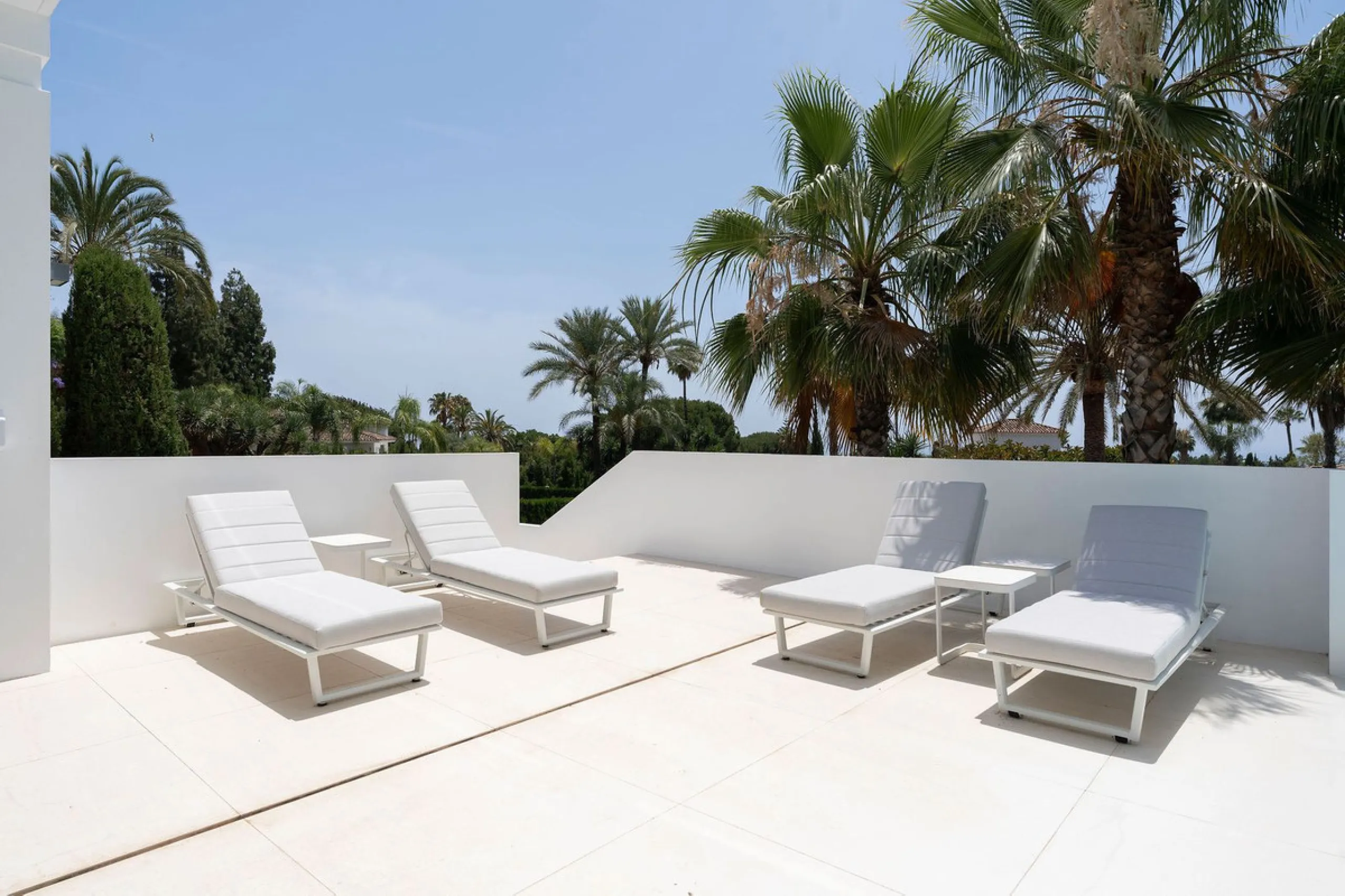 House - Detached Villa в продаже в Marbella, Málaga. В доме 5 спален и 6 ванных комнат. Площадь дома 586 м². Площадь участка 1272 м²