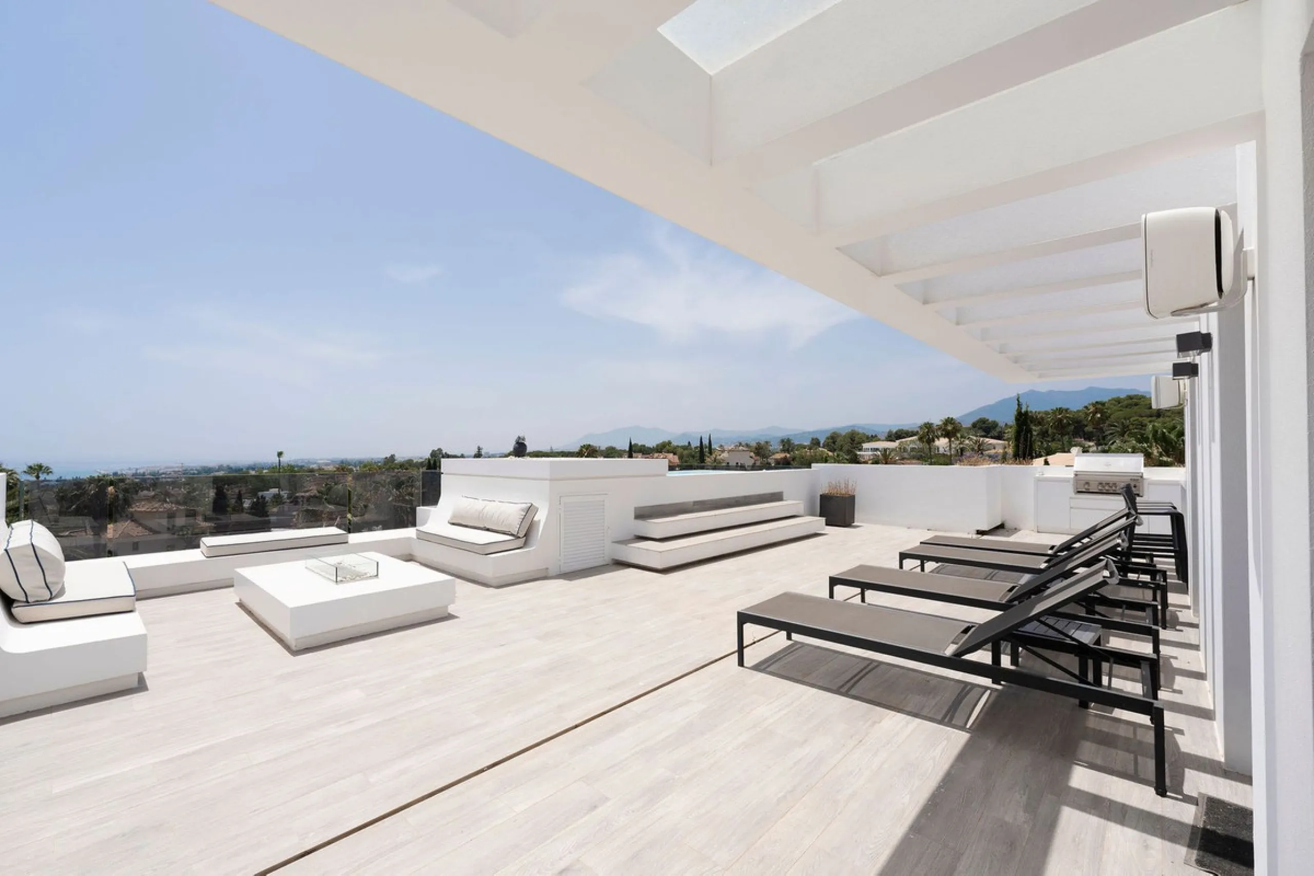 House - Detached Villa в продаже в Marbella, Málaga. В доме 5 спален и 6 ванных комнат. Площадь дома 586 м². Площадь участка 1272 м²