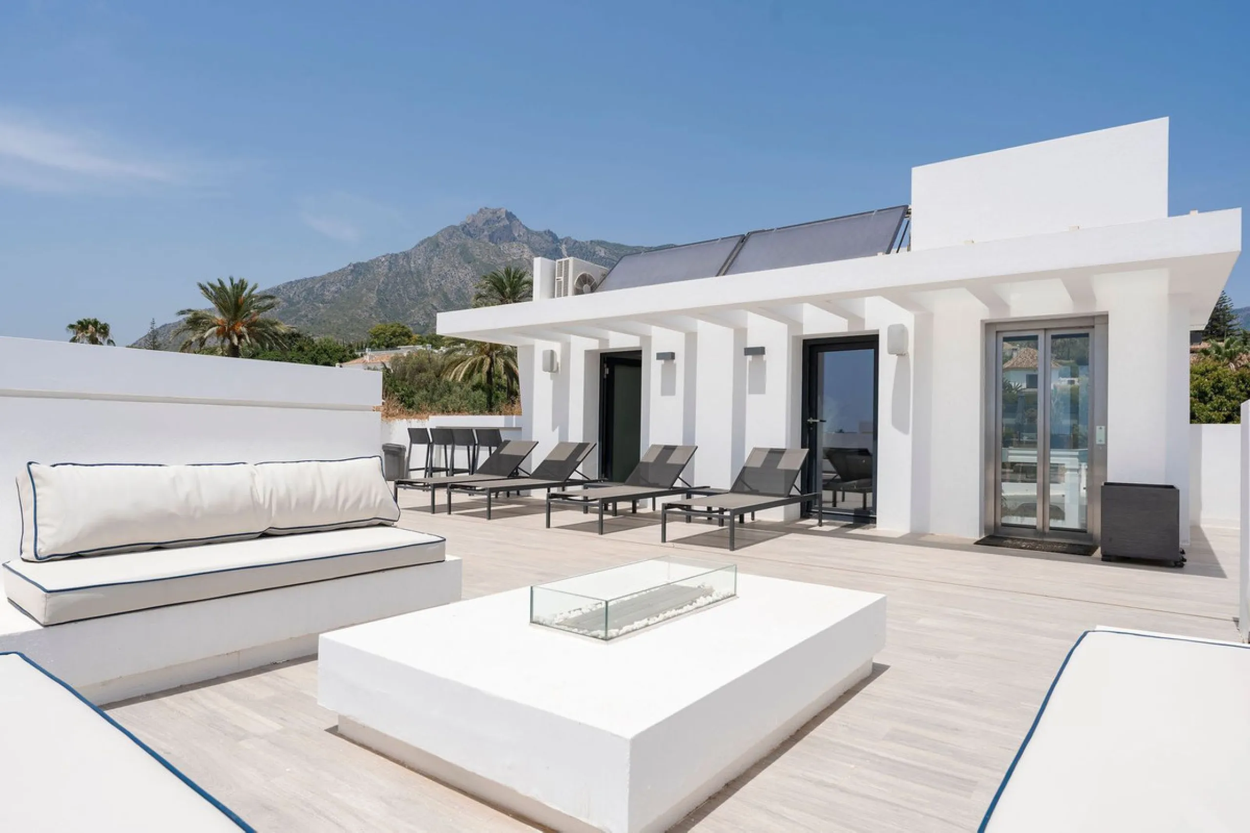 House - Detached Villa в продаже в Marbella, Málaga. В доме 5 спален и 6 ванных комнат. Площадь дома 586 м². Площадь участка 1272 м²