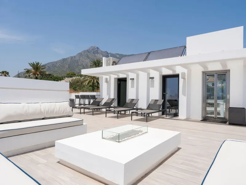House - Detached Villa в продаже в Marbella, Málaga. В доме 5 спален и 6 ванных комнат. Площадь дома 586 м². Площадь участка 1272 м²