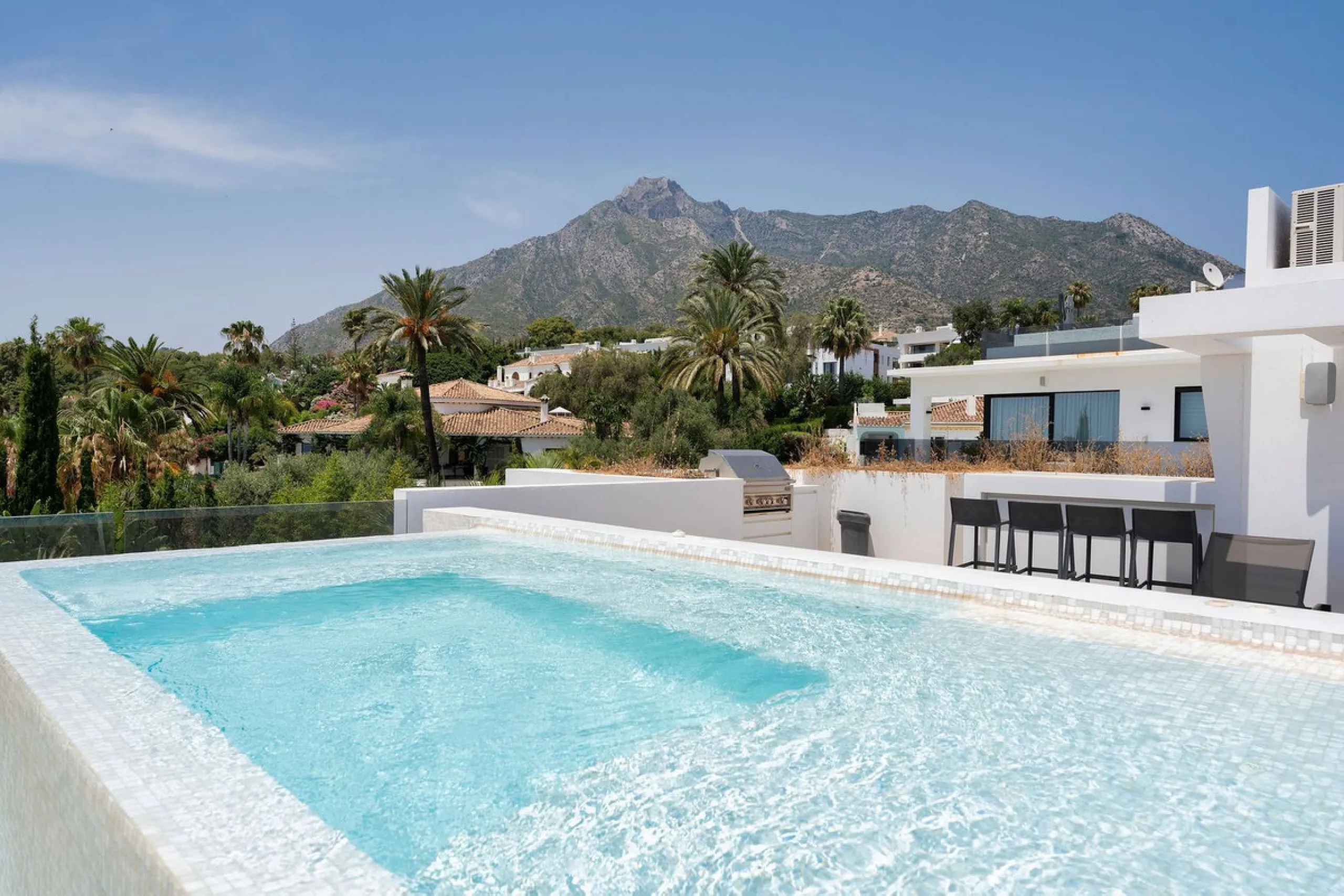 House - Detached Villa в продаже в Marbella, Málaga. В доме 5 спален и 6 ванных комнат. Площадь дома 586 м². Площадь участка 1272 м²