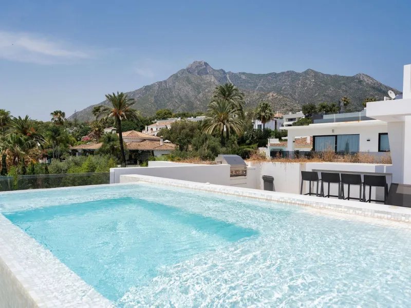 House - Detached Villa в продаже в Marbella, Málaga. В доме 5 спален и 6 ванных комнат. Площадь дома 586 м². Площадь участка 1272 м²