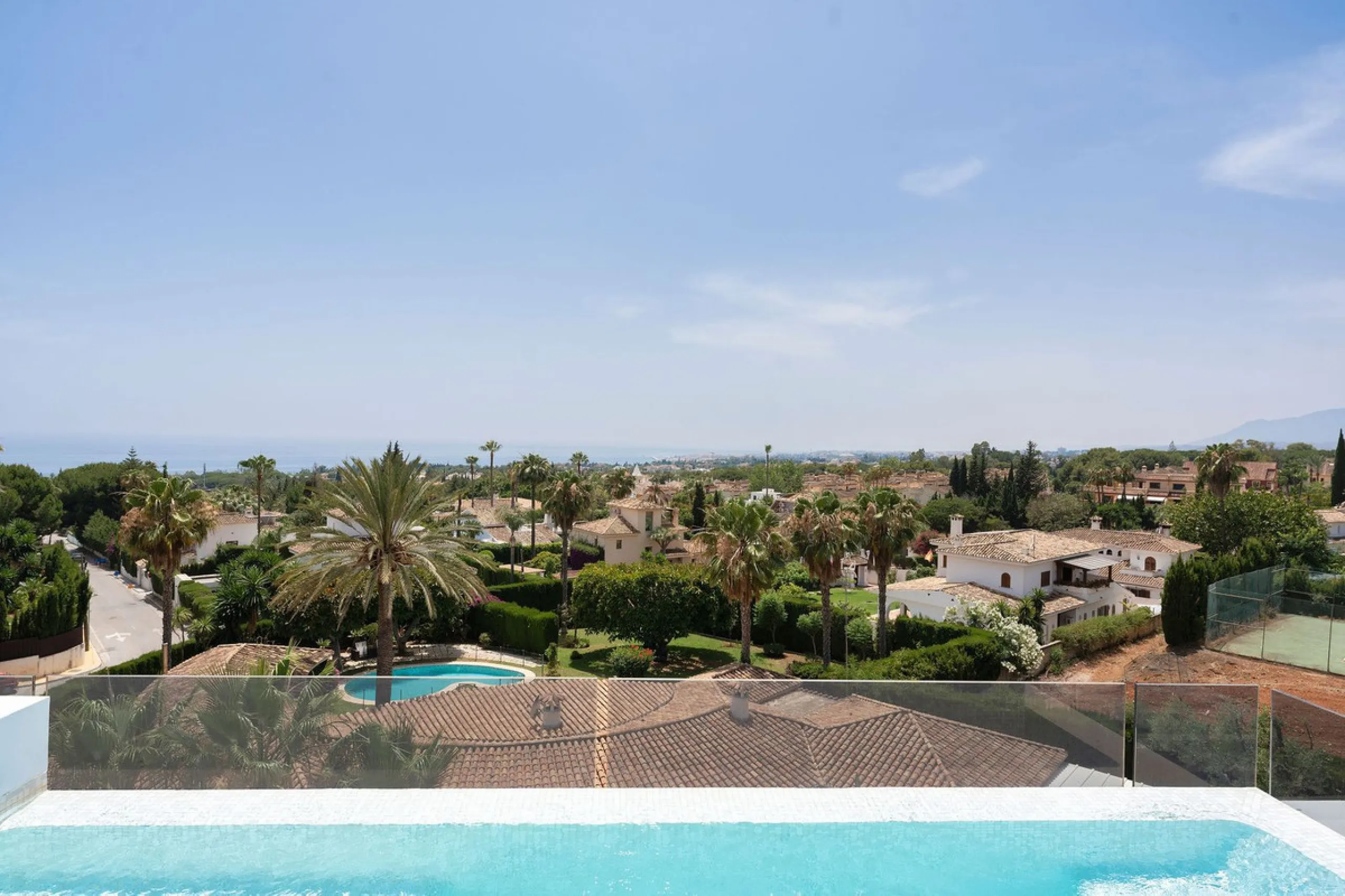 House - Detached Villa в продаже в Marbella, Málaga. В доме 5 спален и 6 ванных комнат. Площадь дома 586 м². Площадь участка 1272 м²
