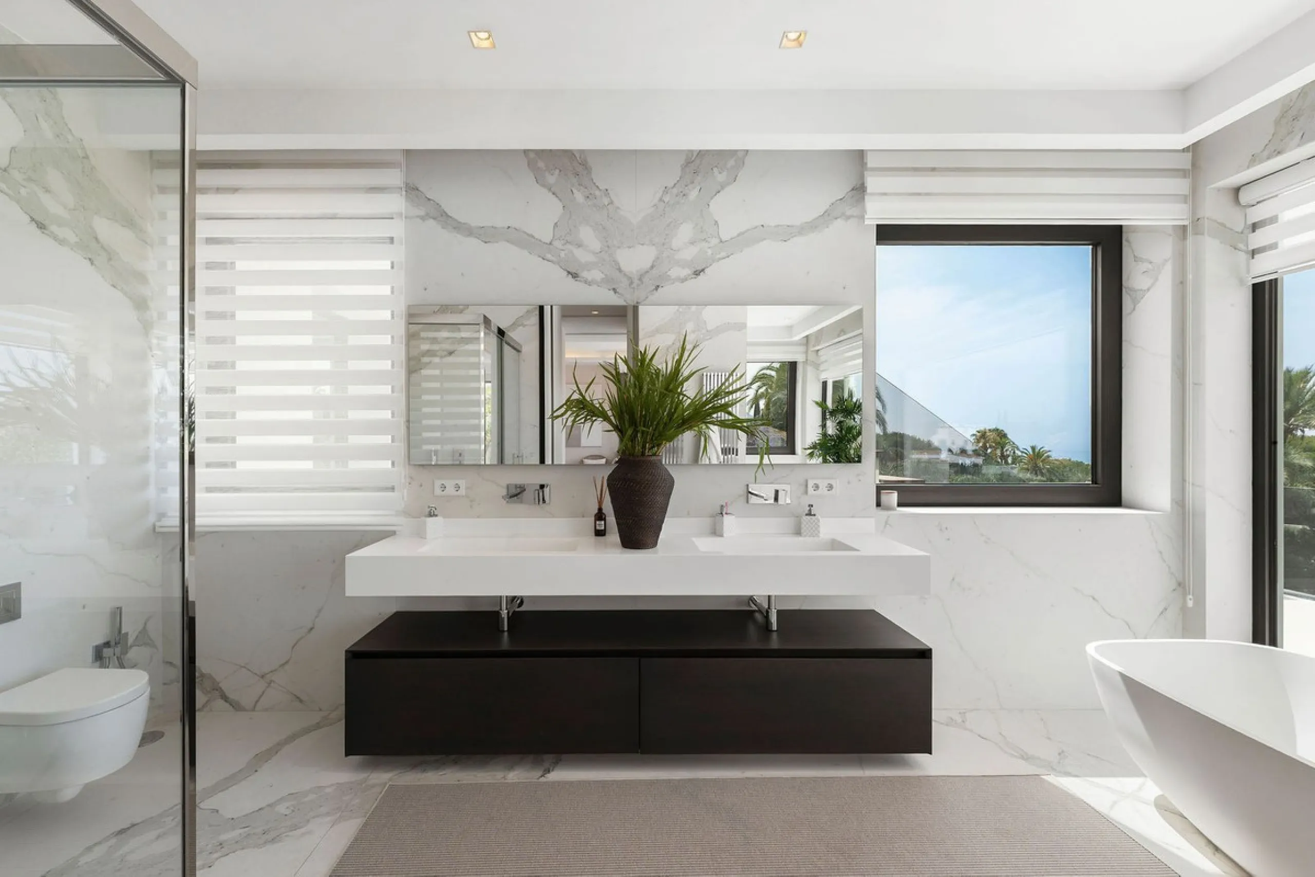 House - Detached Villa в продаже в Marbella, Málaga. В доме 5 спален и 6 ванных комнат. Площадь дома 586 м². Площадь участка 1272 м²