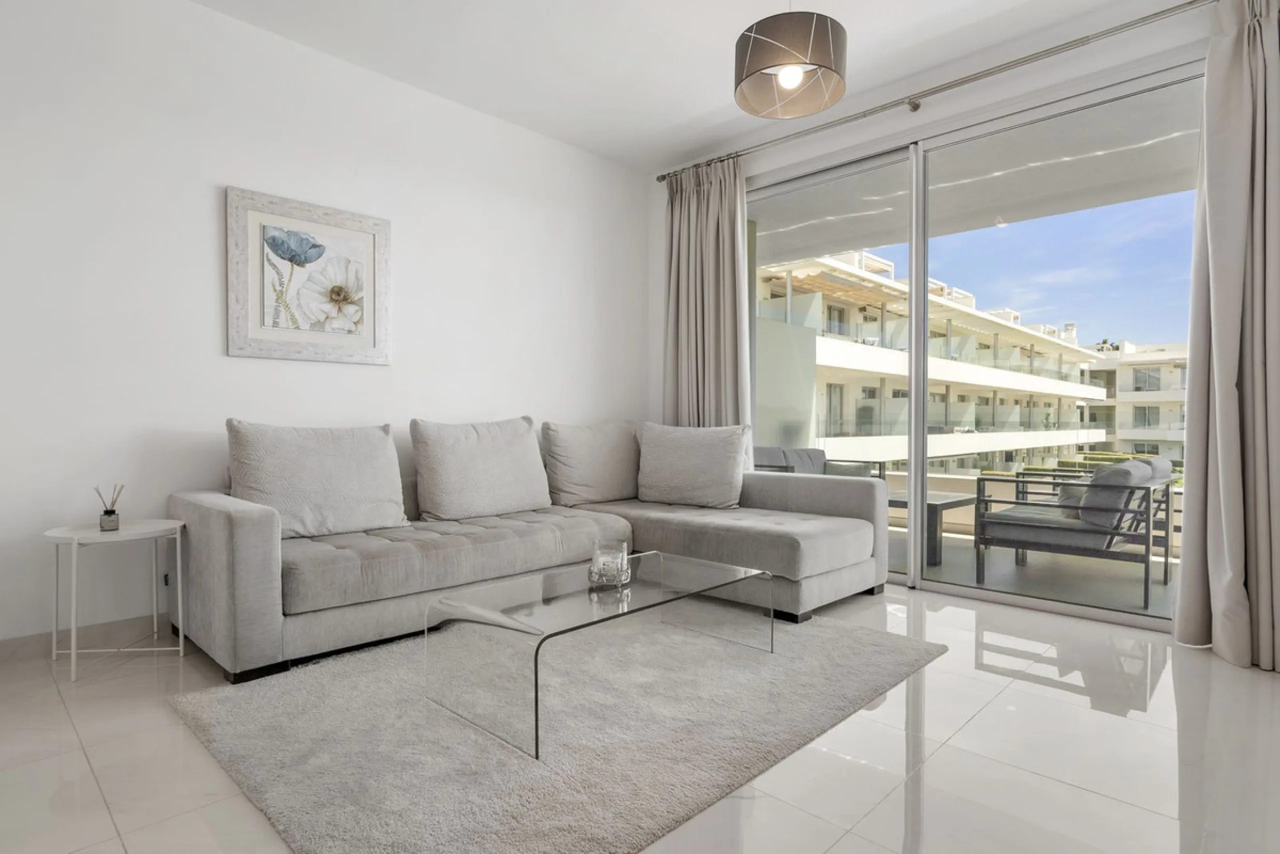 Modern apartment located in an excellent spot on the New Golden Mile, just few steps from all the services. With modern amenities, stylish finishes, and plenty of space, this apartment is perfect for families or as a base on the Costa del Sol.