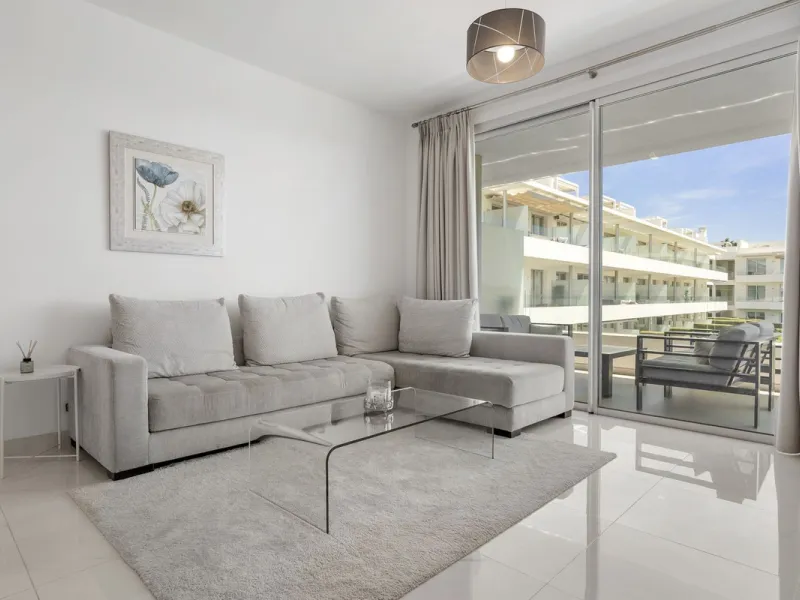 Modern apartment located in an excellent spot on the New Golden Mile, just few steps from all the services. With modern amenities, stylish finishes, and plenty of space, this apartment is perfect for families or as a base on the Costa del Sol.