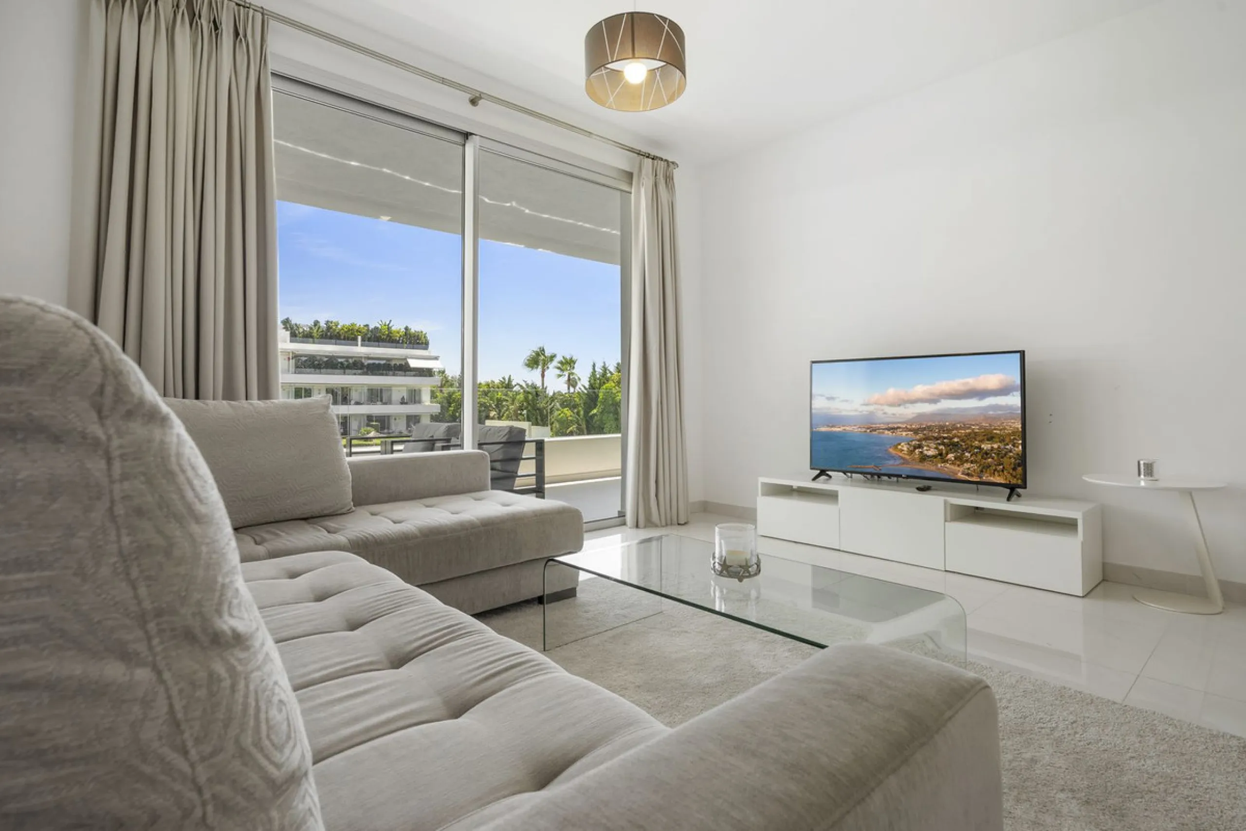 Modern apartment located in an excellent spot on the New Golden Mile, just few steps from all the services. With modern amenities, stylish finishes, and plenty of space, this apartment is perfect for families or as a base on the Costa del Sol.