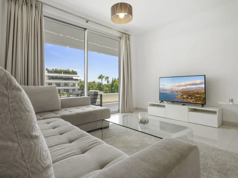 Modern apartment located in an excellent spot on the New Golden Mile, just few steps from all the services. With modern amenities, stylish finishes, and plenty of space, this apartment is perfect for families or as a base on the Costa del Sol.