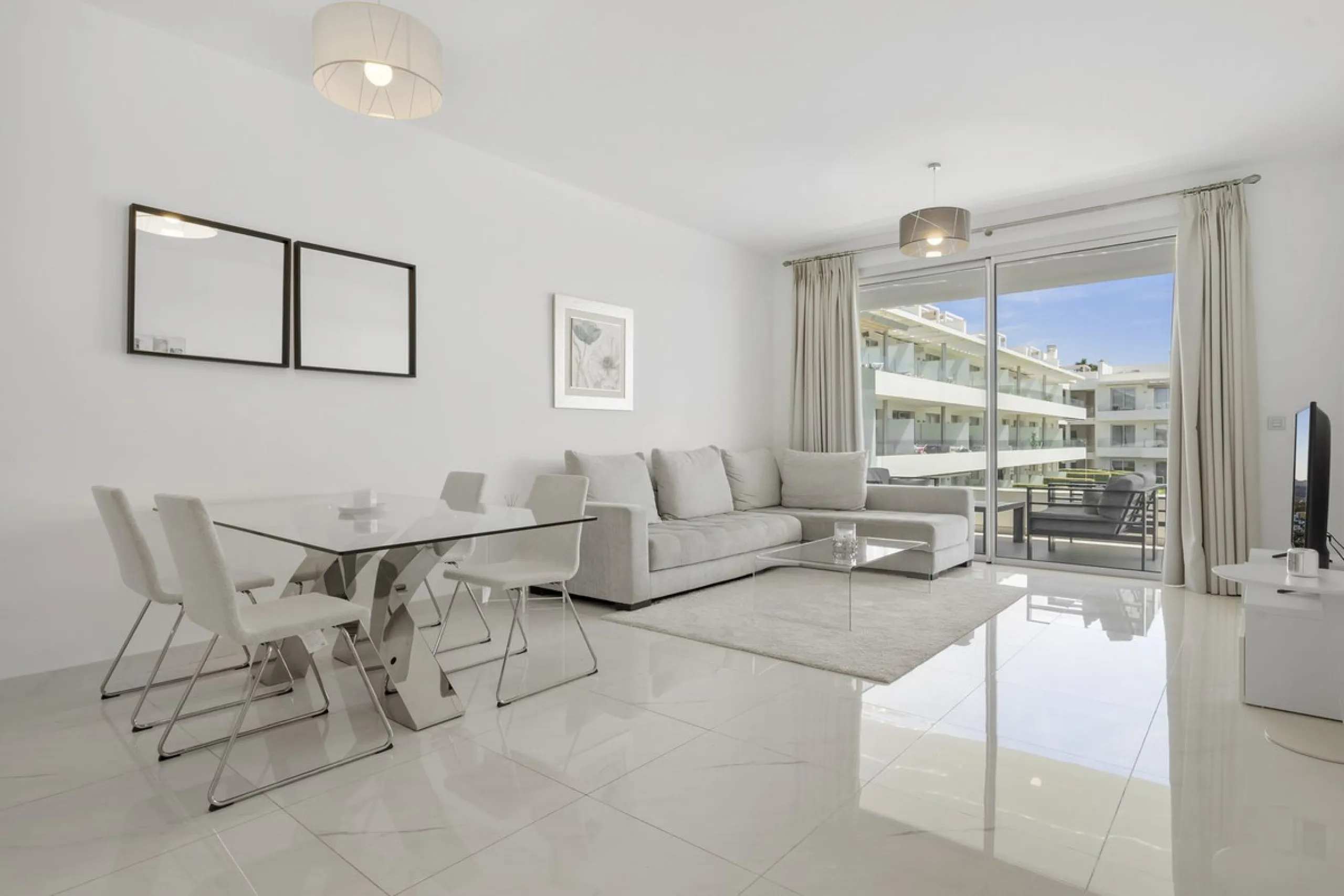 Modern apartment located in an excellent spot on the New Golden Mile, just few steps from all the services. With modern amenities, stylish finishes, and plenty of space, this apartment is perfect for families or as a base on the Costa del Sol.