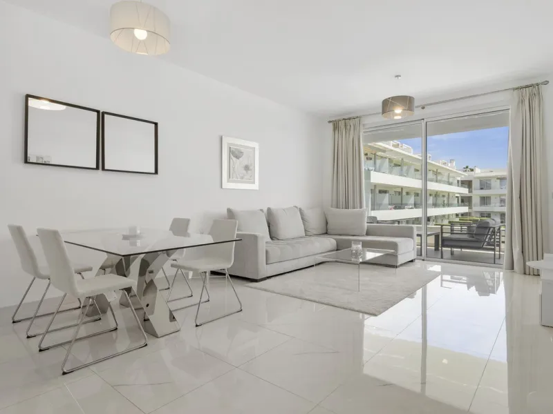 Modern apartment located in an excellent spot on the New Golden Mile, just few steps from all the services. With modern amenities, stylish finishes, and plenty of space, this apartment is perfect for families or as a base on the Costa del Sol.