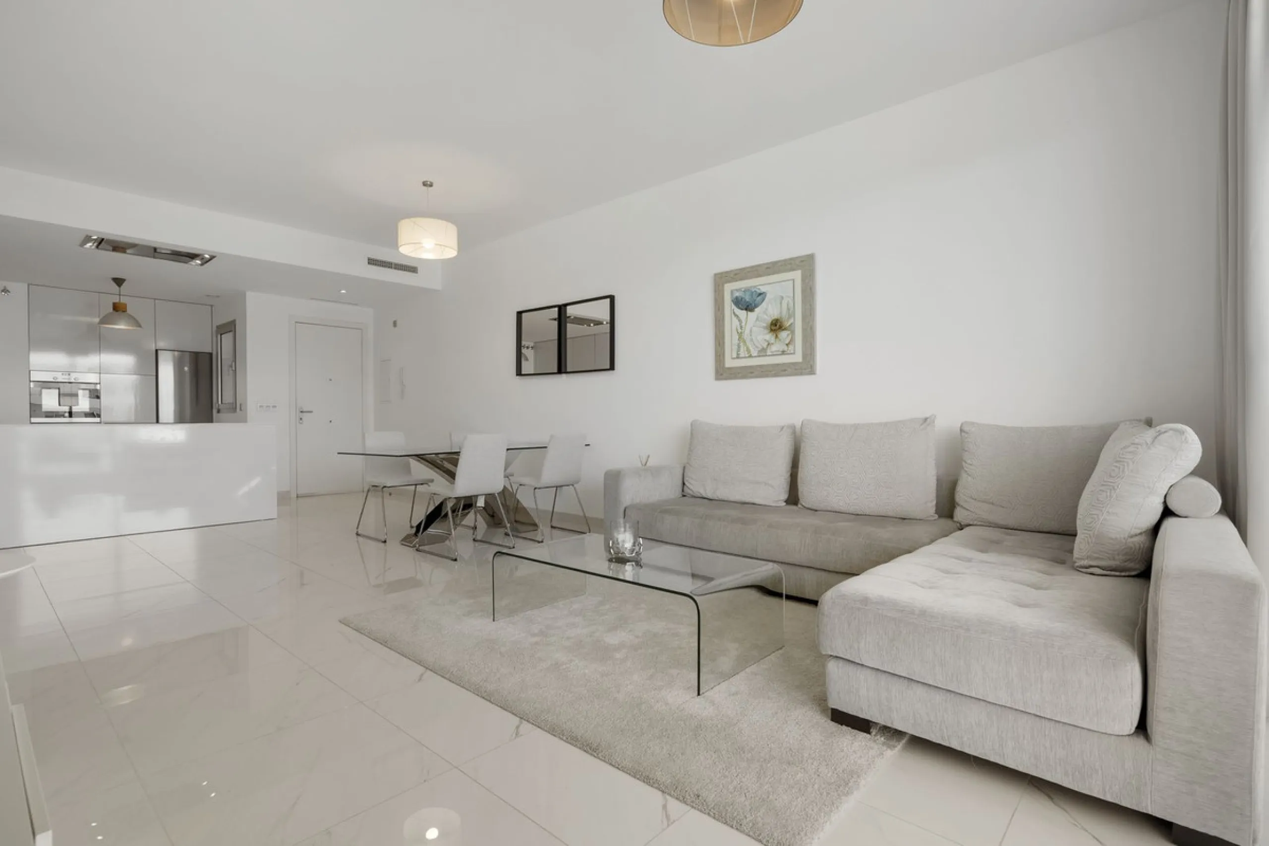 Modern apartment located in an excellent spot on the New Golden Mile, just few steps from all the services. With modern amenities, stylish finishes, and plenty of space, this apartment is perfect for families or as a base on the Costa del Sol.