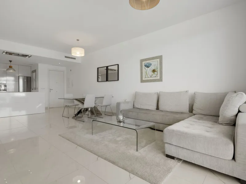 Modern apartment located in an excellent spot on the New Golden Mile, just few steps from all the services. With modern amenities, stylish finishes, and plenty of space, this apartment is perfect for families or as a base on the Costa del Sol.