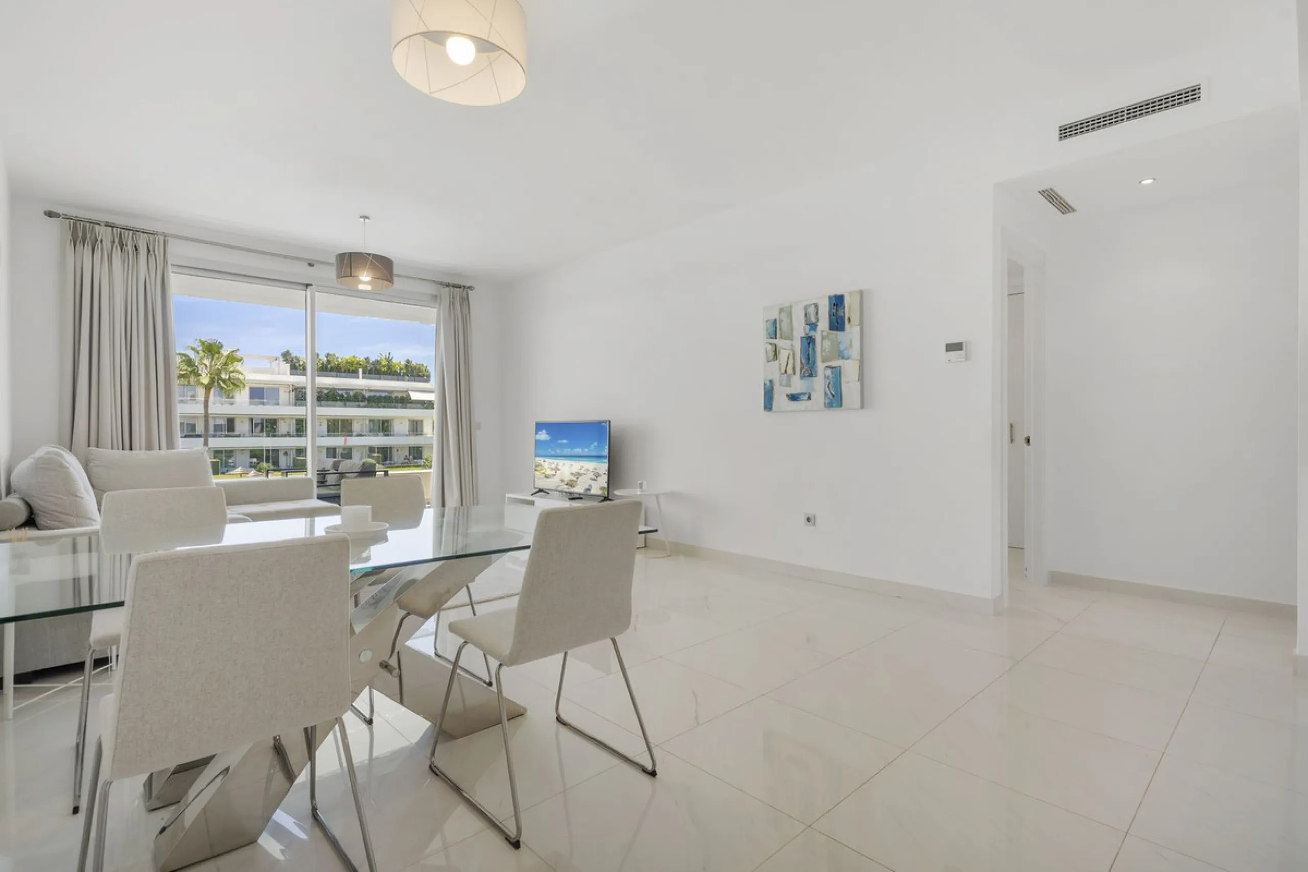 Modern apartment located in an excellent spot on the New Golden Mile, just few steps from all the services. With modern amenities, stylish finishes, and plenty of space, this apartment is perfect for families or as a base on the Costa del Sol.