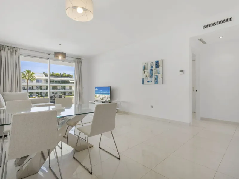Modern apartment located in an excellent spot on the New Golden Mile, just few steps from all the services. With modern amenities, stylish finishes, and plenty of space, this apartment is perfect for families or as a base on the Costa del Sol.
