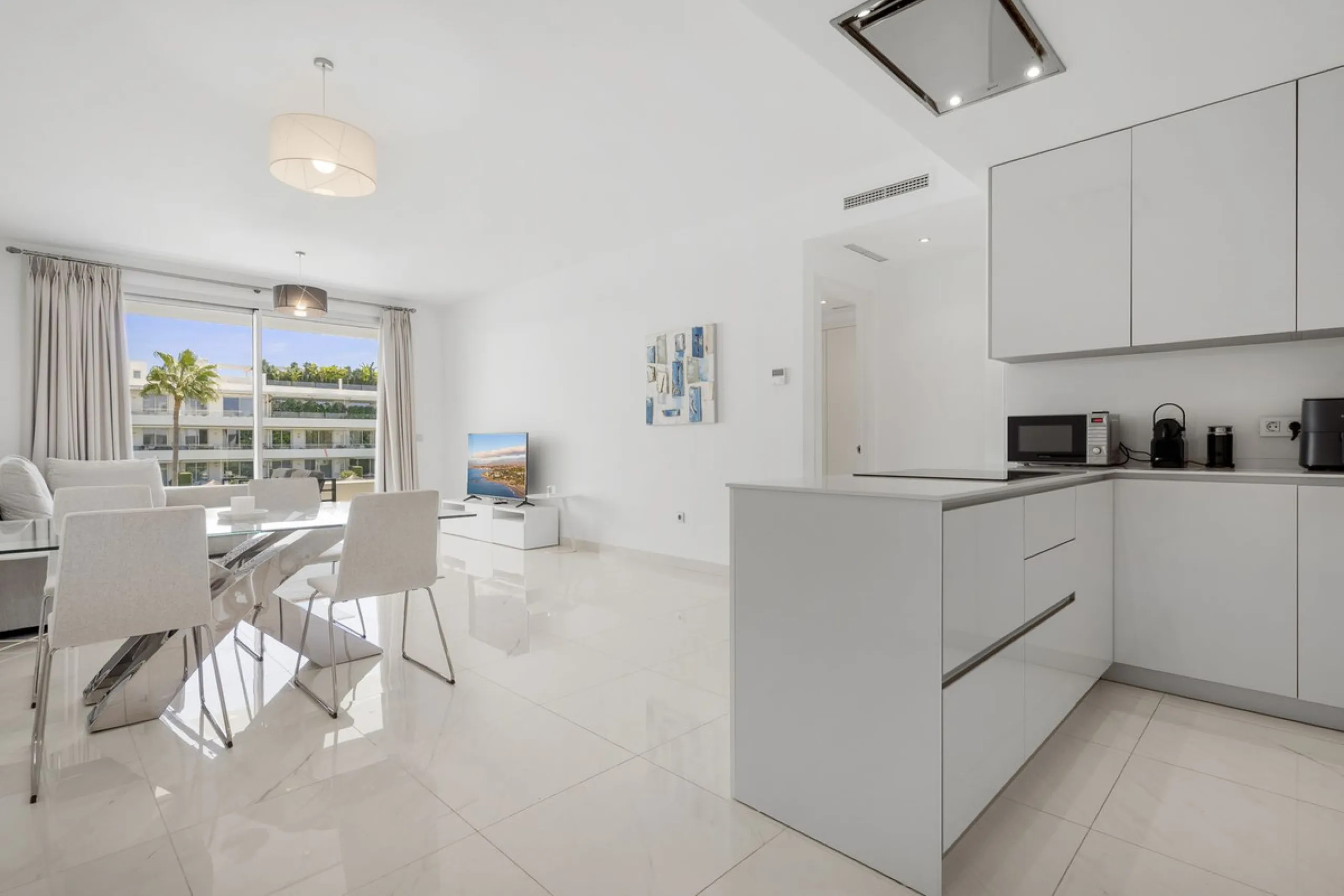 Modern apartment located in an excellent spot on the New Golden Mile, just few steps from all the services. With modern amenities, stylish finishes, and plenty of space, this apartment is perfect for families or as a base on the Costa del Sol.