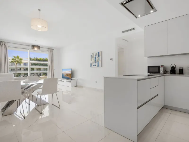 Modern apartment located in an excellent spot on the New Golden Mile, just few steps from all the services. With modern amenities, stylish finishes, and plenty of space, this apartment is perfect for families or as a base on the Costa del Sol.