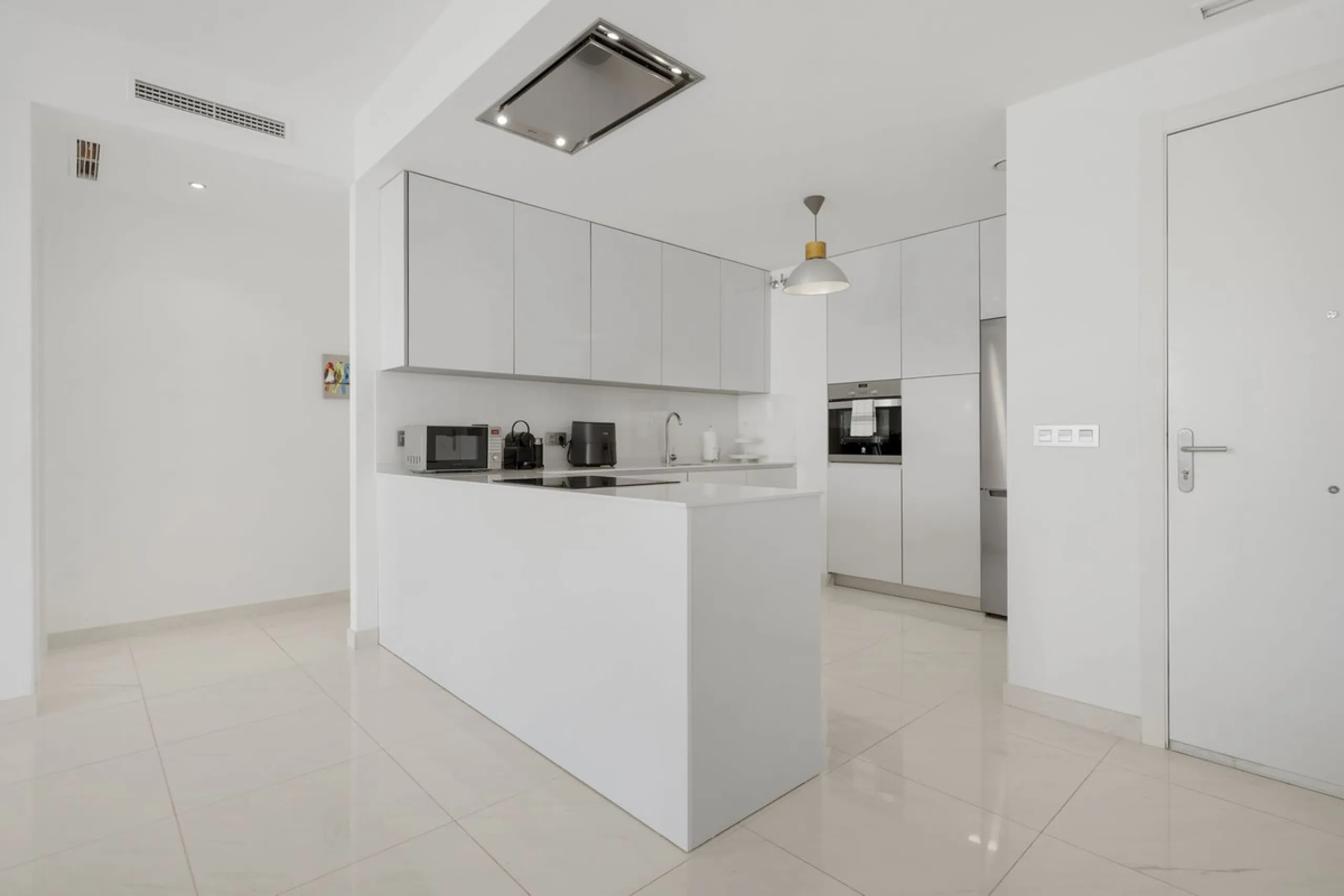Modern apartment located in an excellent spot on the New Golden Mile, just few steps from all the services. With modern amenities, stylish finishes, and plenty of space, this apartment is perfect for families or as a base on the Costa del Sol.