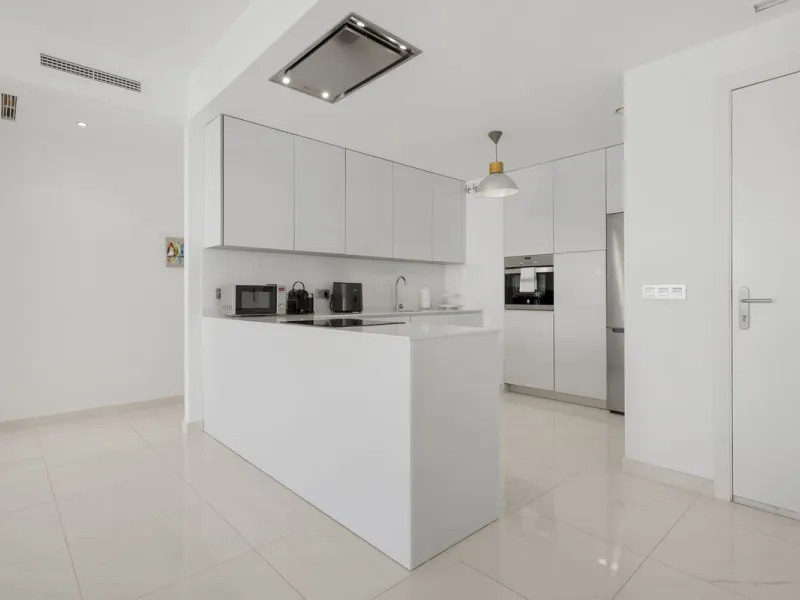 Modern apartment located in an excellent spot on the New Golden Mile, just few steps from all the services. With modern amenities, stylish finishes, and plenty of space, this apartment is perfect for families or as a base on the Costa del Sol.