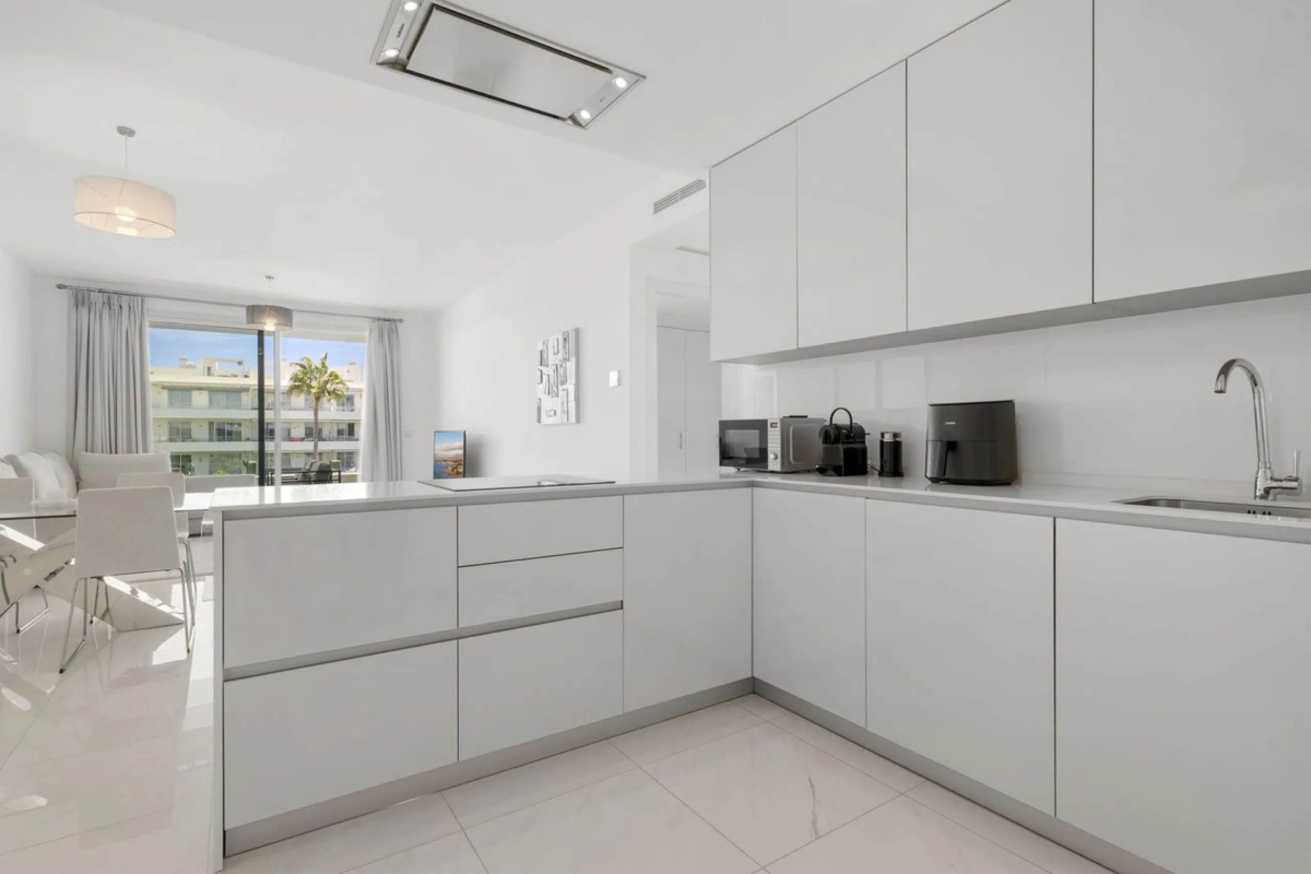 Modern apartment located in an excellent spot on the New Golden Mile, just few steps from all the services. With modern amenities, stylish finishes, and plenty of space, this apartment is perfect for families or as a base on the Costa del Sol.