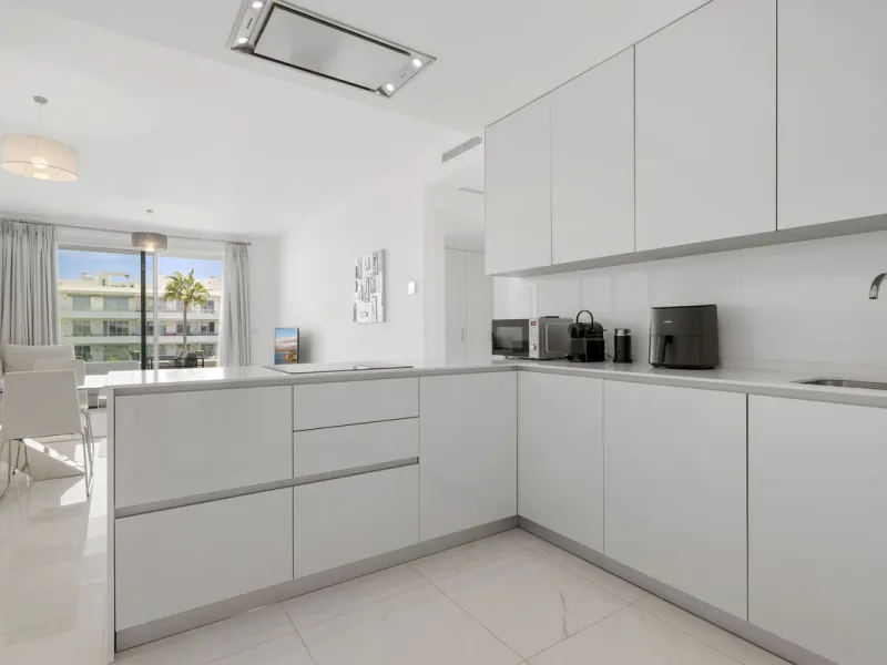 Modern apartment located in an excellent spot on the New Golden Mile, just few steps from all the services. With modern amenities, stylish finishes, and plenty of space, this apartment is perfect for families or as a base on the Costa del Sol.