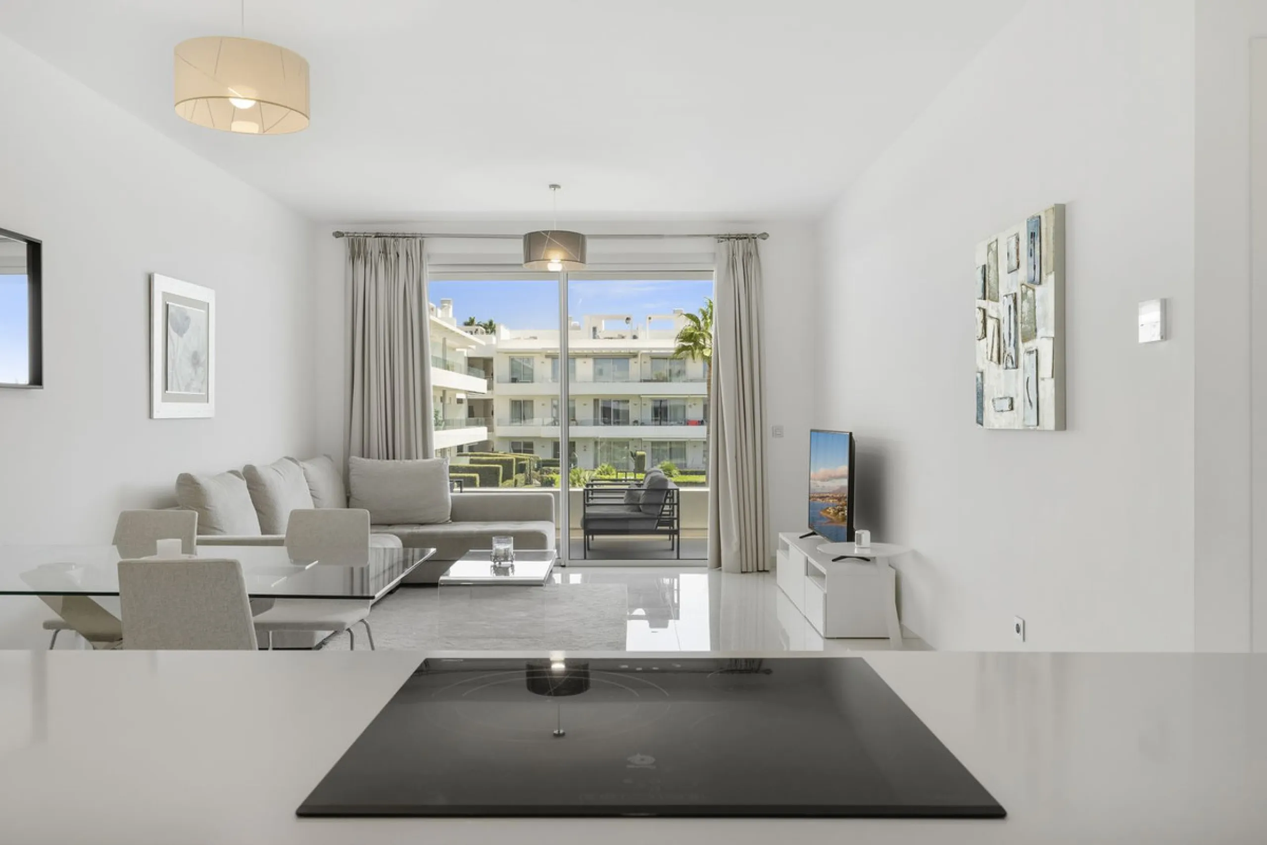 Modern apartment located in an excellent spot on the New Golden Mile, just few steps from all the services. With modern amenities, stylish finishes, and plenty of space, this apartment is perfect for families or as a base on the Costa del Sol.