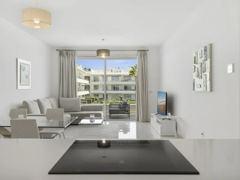 Modern apartment located in an excellent spot on the New Golden Mile, just few steps from all the services. With modern amenities, stylish finishes, and plenty of space, this apartment is perfect for families or as a base on the Costa del Sol.