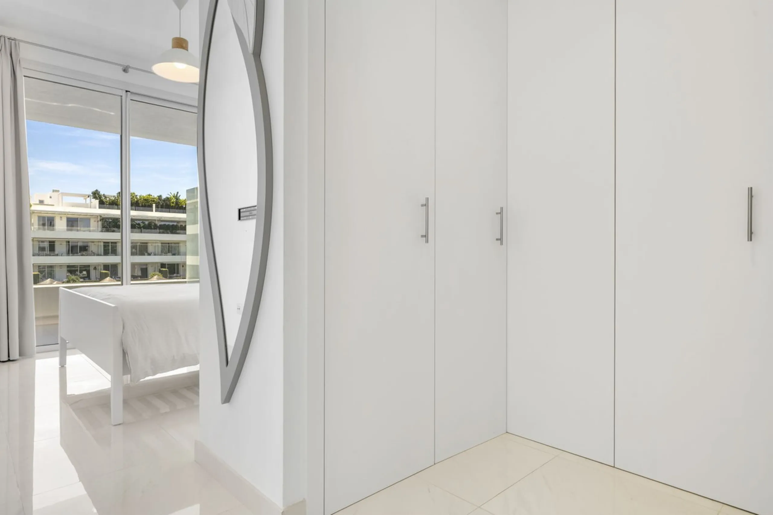 Modern apartment located in an excellent spot on the New Golden Mile, just few steps from all the services. With modern amenities, stylish finishes, and plenty of space, this apartment is perfect for families or as a base on the Costa del Sol.