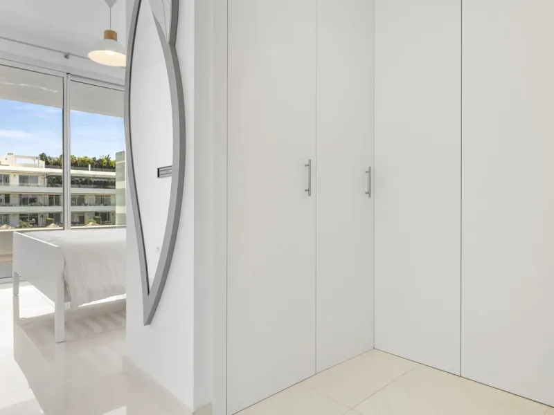 Modern apartment located in an excellent spot on the New Golden Mile, just few steps from all the services. With modern amenities, stylish finishes, and plenty of space, this apartment is perfect for families or as a base on the Costa del Sol.