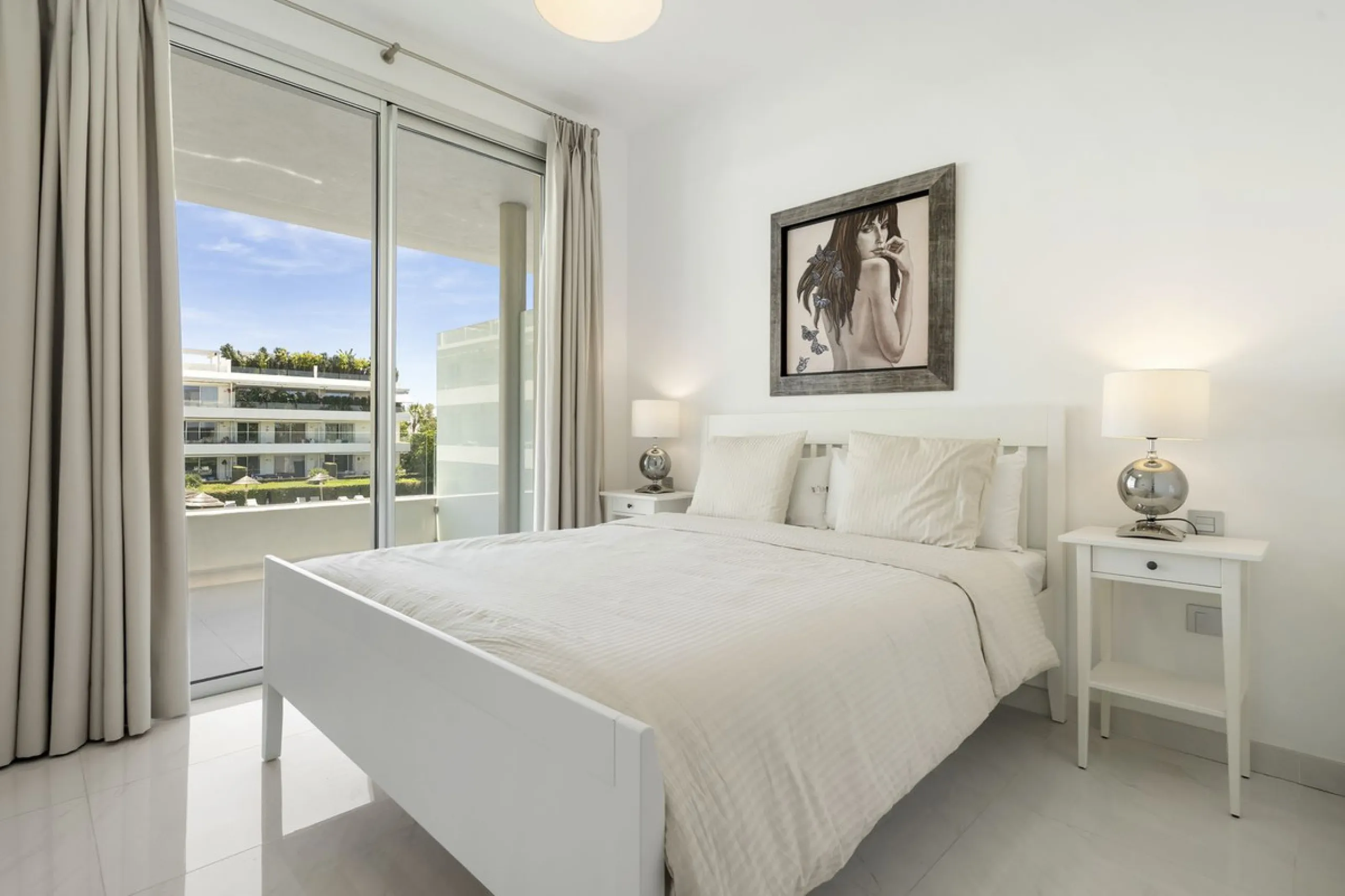 Modern apartment located in an excellent spot on the New Golden Mile, just few steps from all the services. With modern amenities, stylish finishes, and plenty of space, this apartment is perfect for families or as a base on the Costa del Sol.