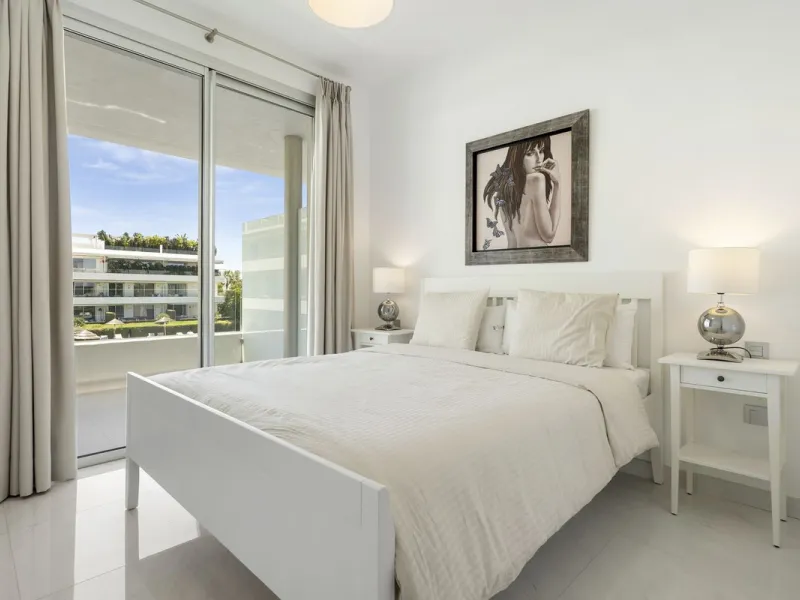 Modern apartment located in an excellent spot on the New Golden Mile, just few steps from all the services. With modern amenities, stylish finishes, and plenty of space, this apartment is perfect for families or as a base on the Costa del Sol.