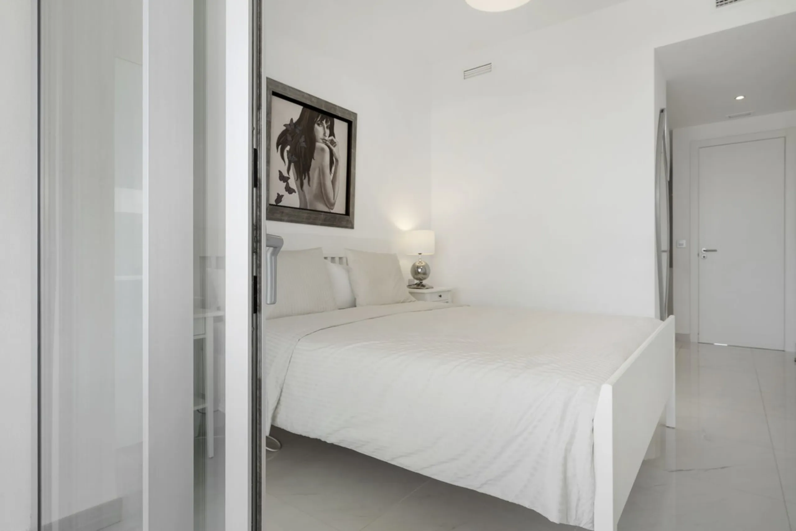 Modern apartment located in an excellent spot on the New Golden Mile, just few steps from all the services. With modern amenities, stylish finishes, and plenty of space, this apartment is perfect for families or as a base on the Costa del Sol.