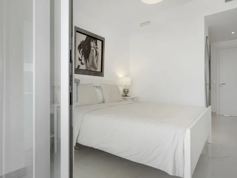 Modern apartment located in an excellent spot on the New Golden Mile, just few steps from all the services. With modern amenities, stylish finishes, and plenty of space, this apartment is perfect for families or as a base on the Costa del Sol.
