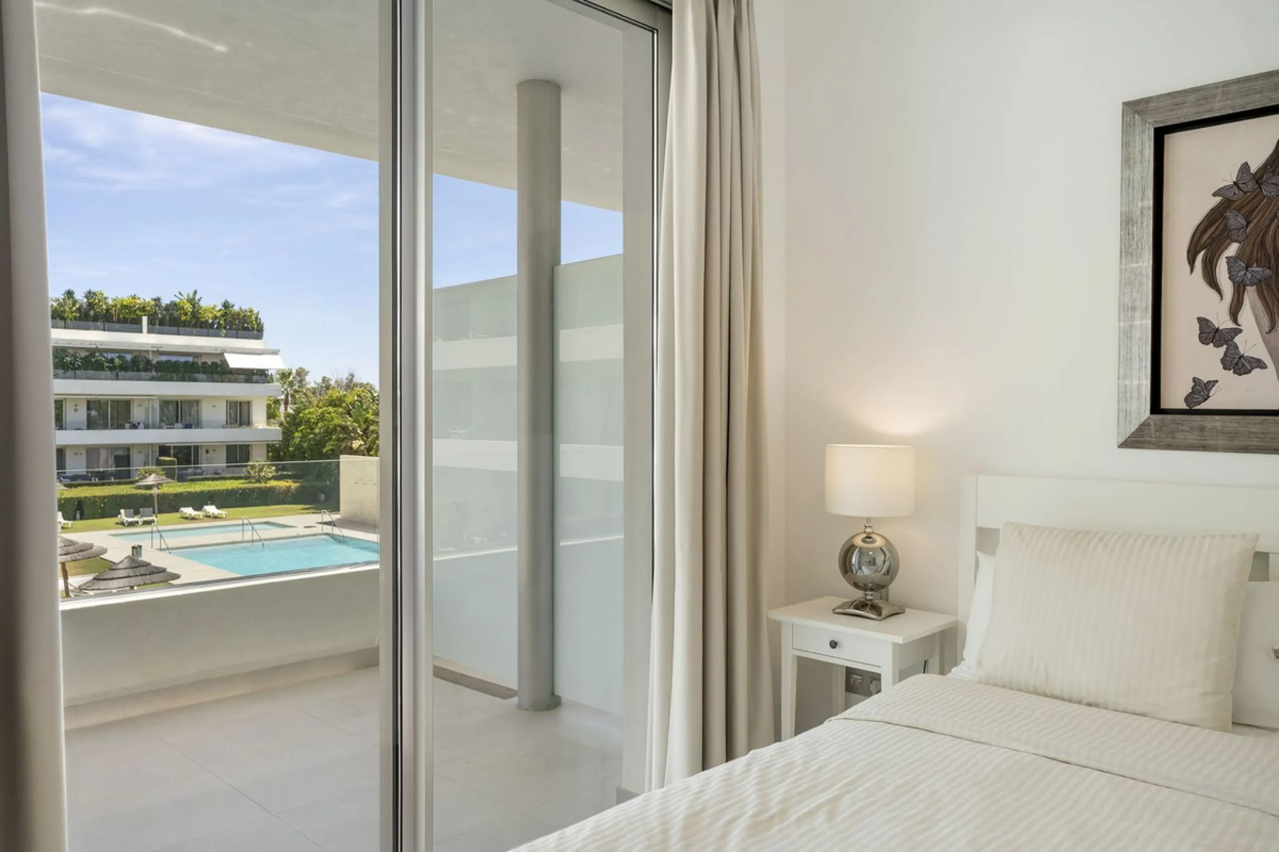 Modern apartment located in an excellent spot on the New Golden Mile, just few steps from all the services. With modern amenities, stylish finishes, and plenty of space, this apartment is perfect for families or as a base on the Costa del Sol.
