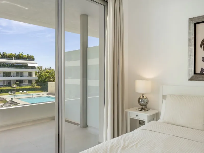 Modern apartment located in an excellent spot on the New Golden Mile, just few steps from all the services. With modern amenities, stylish finishes, and plenty of space, this apartment is perfect for families or as a base on the Costa del Sol.
