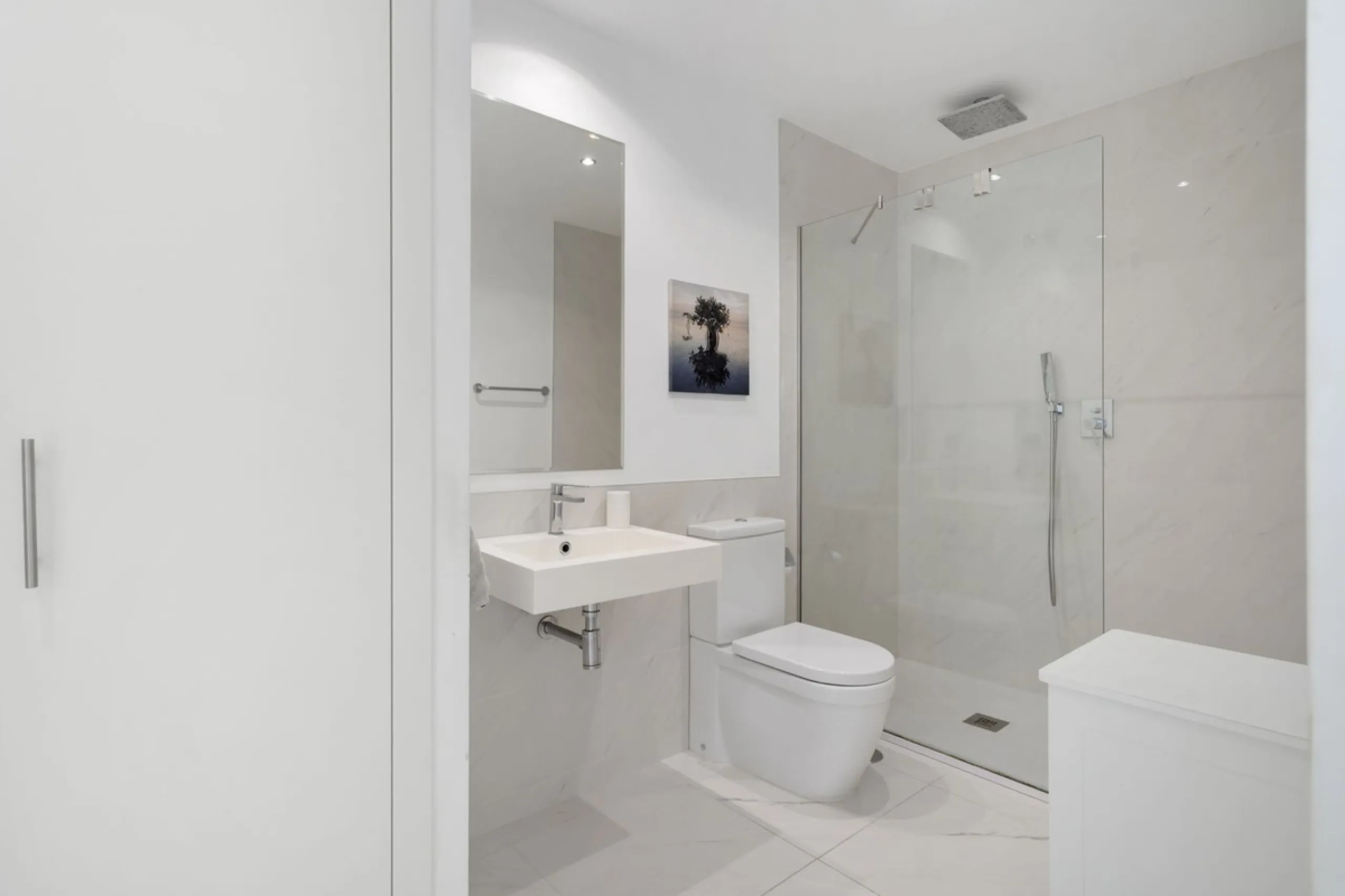 Modern apartment located in an excellent spot on the New Golden Mile, just few steps from all the services. With modern amenities, stylish finishes, and plenty of space, this apartment is perfect for families or as a base on the Costa del Sol.