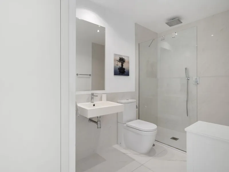 Modern apartment located in an excellent spot on the New Golden Mile, just few steps from all the services. With modern amenities, stylish finishes, and plenty of space, this apartment is perfect for families or as a base on the Costa del Sol.