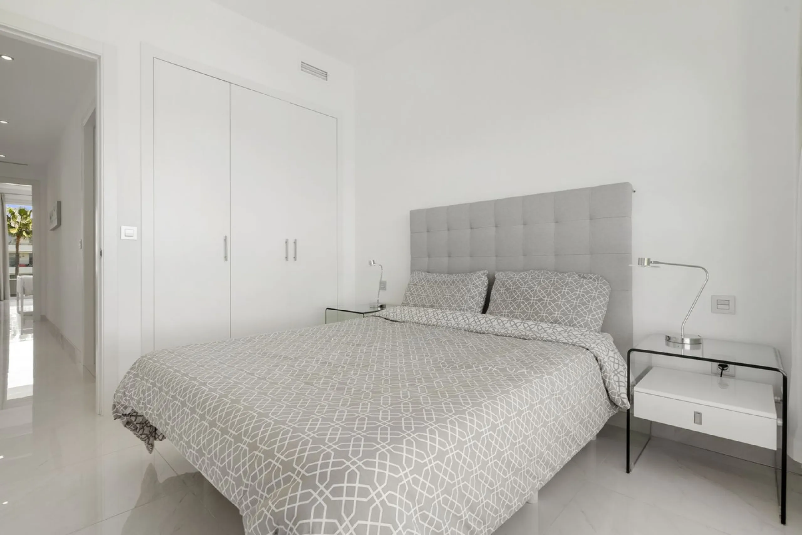 Modern apartment located in an excellent spot on the New Golden Mile, just few steps from all the services. With modern amenities, stylish finishes, and plenty of space, this apartment is perfect for families or as a base on the Costa del Sol.