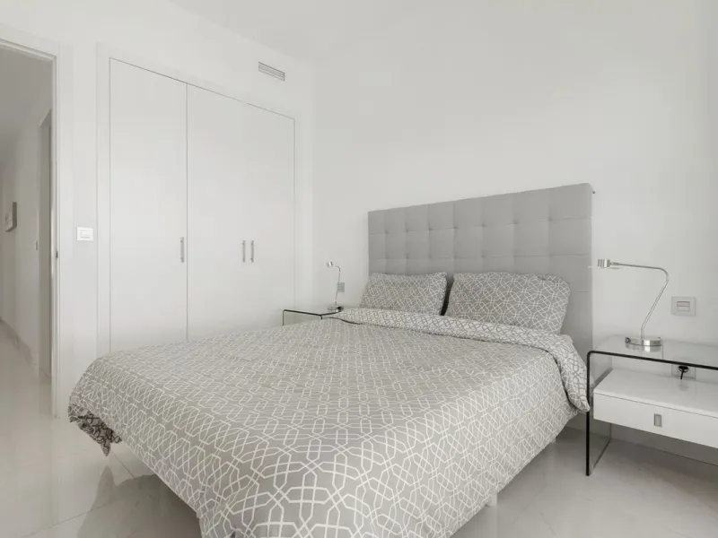 Modern apartment located in an excellent spot on the New Golden Mile, just few steps from all the services. With modern amenities, stylish finishes, and plenty of space, this apartment is perfect for families or as a base on the Costa del Sol.