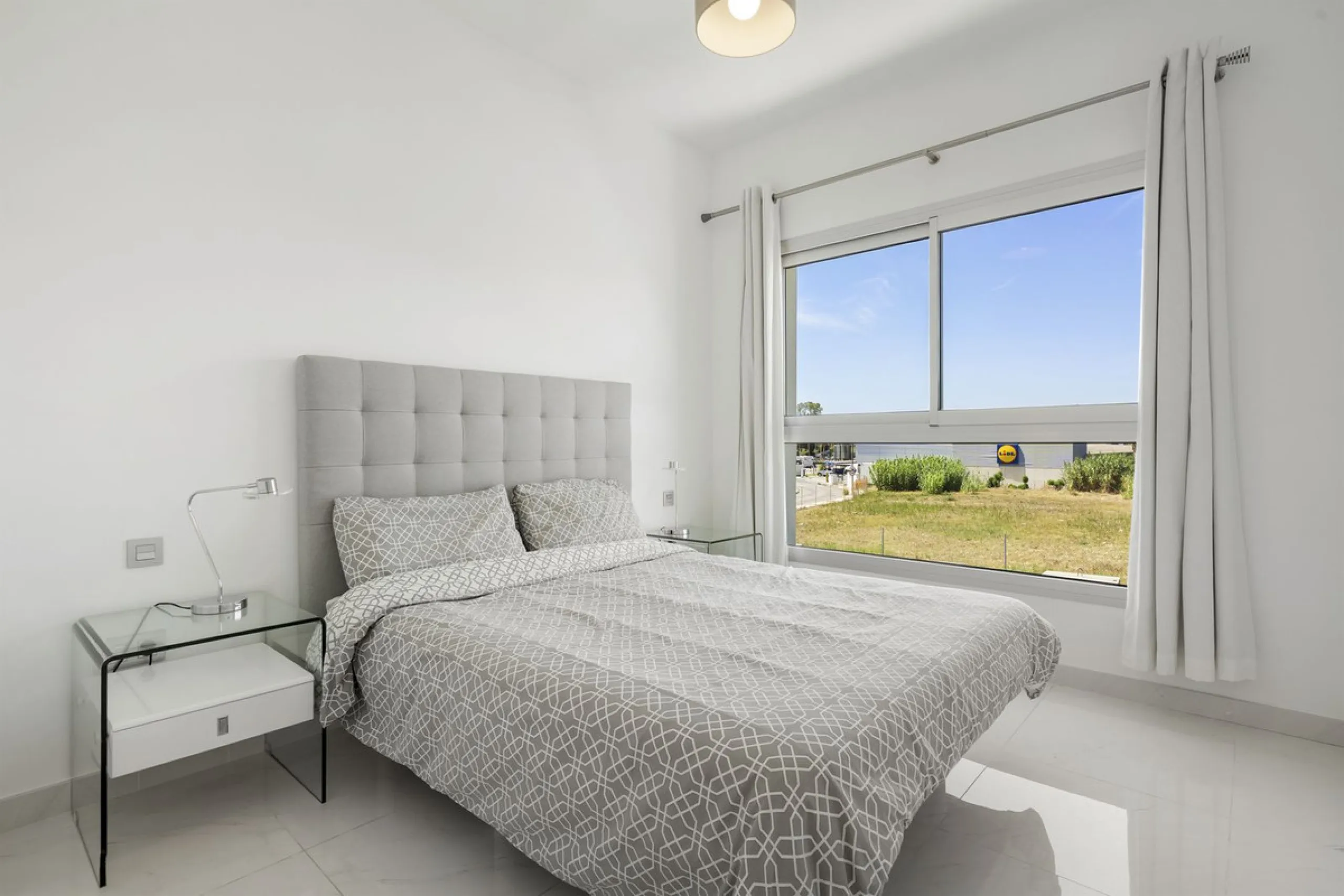 Modern apartment located in an excellent spot on the New Golden Mile, just few steps from all the services. With modern amenities, stylish finishes, and plenty of space, this apartment is perfect for families or as a base on the Costa del Sol.