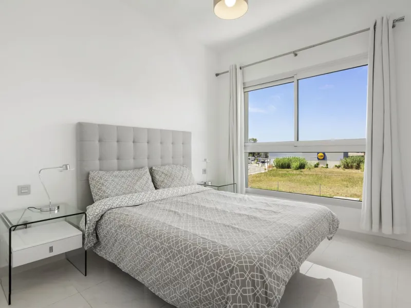 Modern apartment located in an excellent spot on the New Golden Mile, just few steps from all the services. With modern amenities, stylish finishes, and plenty of space, this apartment is perfect for families or as a base on the Costa del Sol.