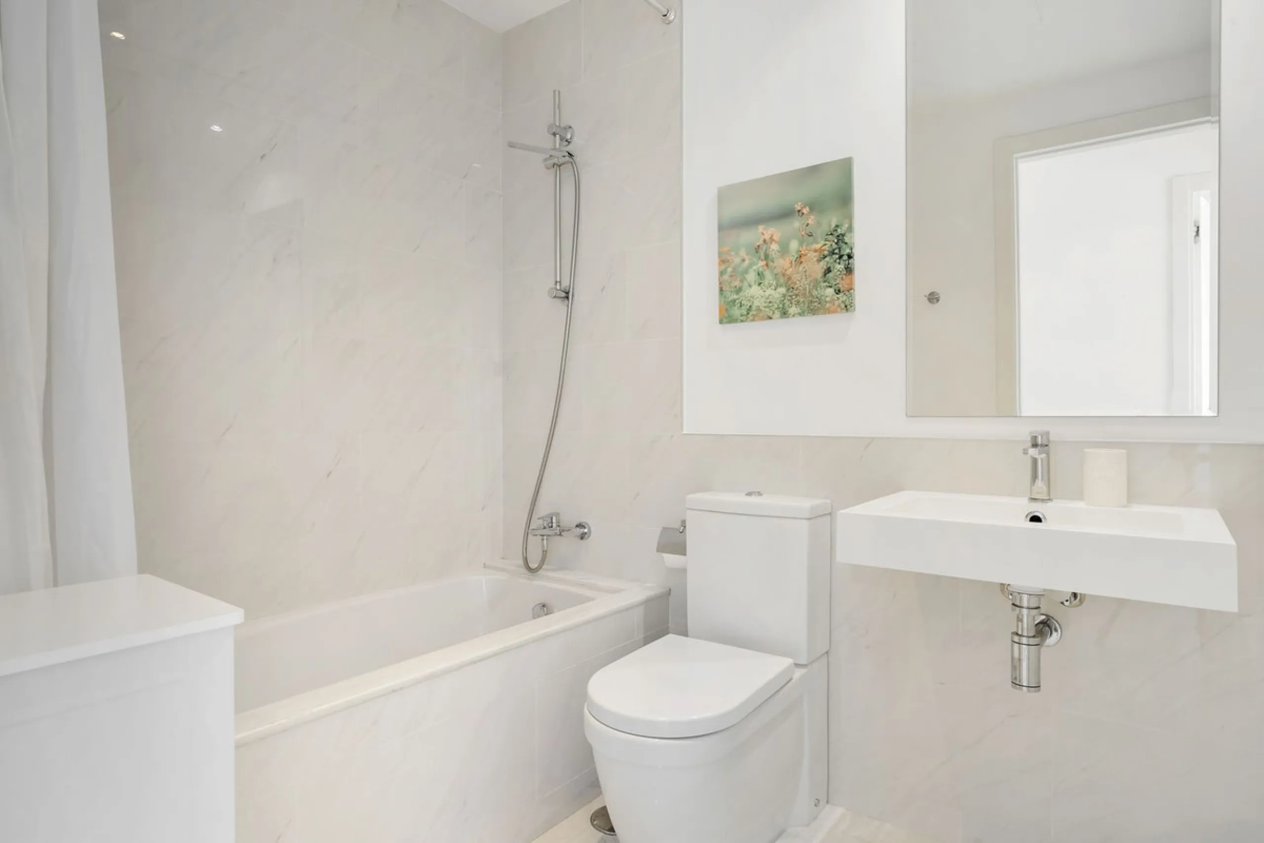 Modern apartment located in an excellent spot on the New Golden Mile, just few steps from all the services. With modern amenities, stylish finishes, and plenty of space, this apartment is perfect for families or as a base on the Costa del Sol.