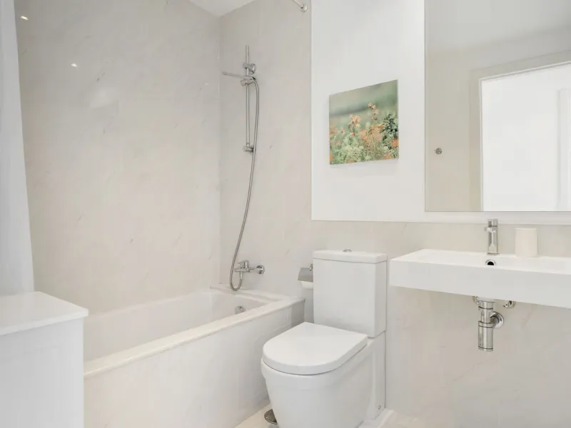 Modern apartment located in an excellent spot on the New Golden Mile, just few steps from all the services. With modern amenities, stylish finishes, and plenty of space, this apartment is perfect for families or as a base on the Costa del Sol.