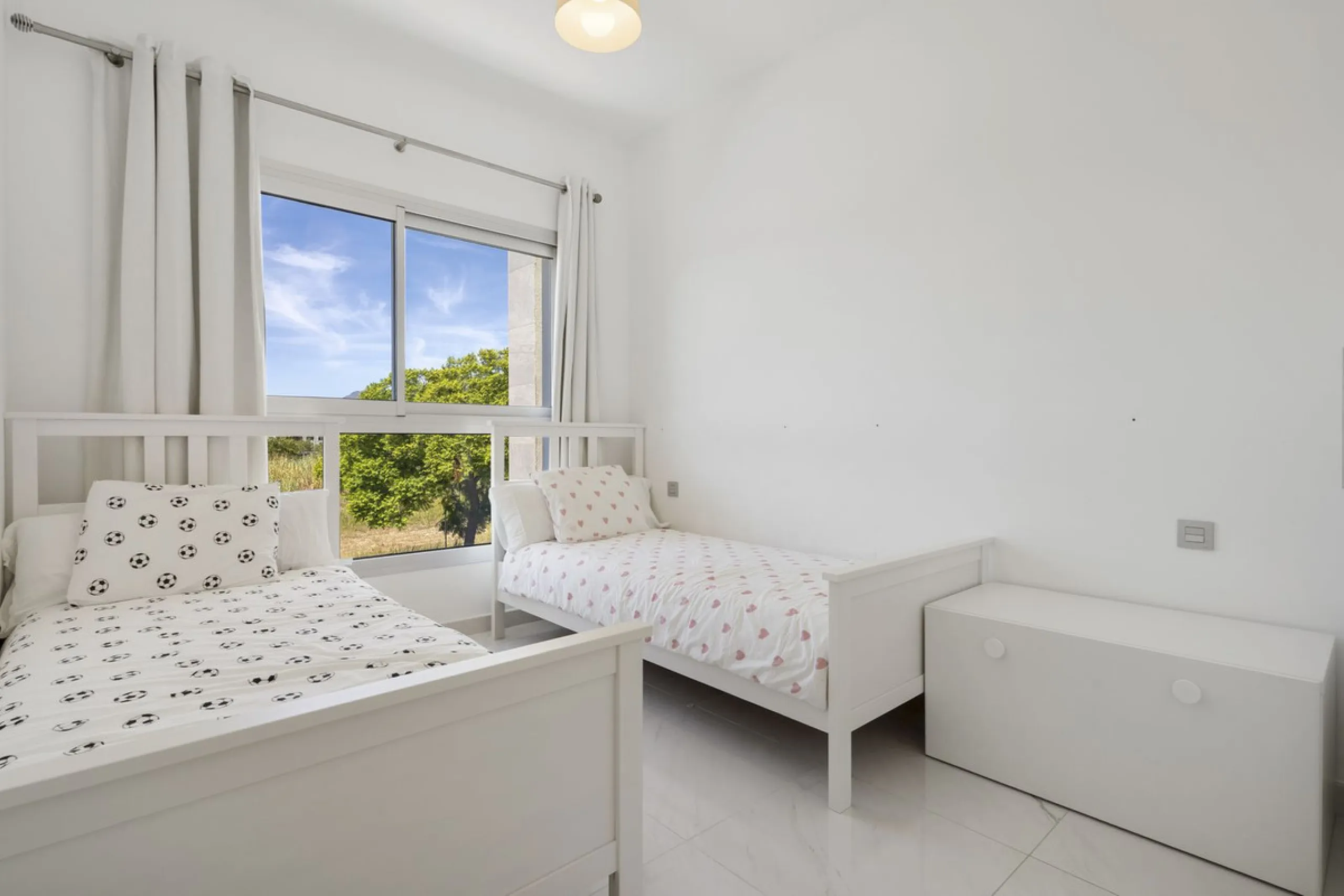 Modern apartment located in an excellent spot on the New Golden Mile, just few steps from all the services. With modern amenities, stylish finishes, and plenty of space, this apartment is perfect for families or as a base on the Costa del Sol.