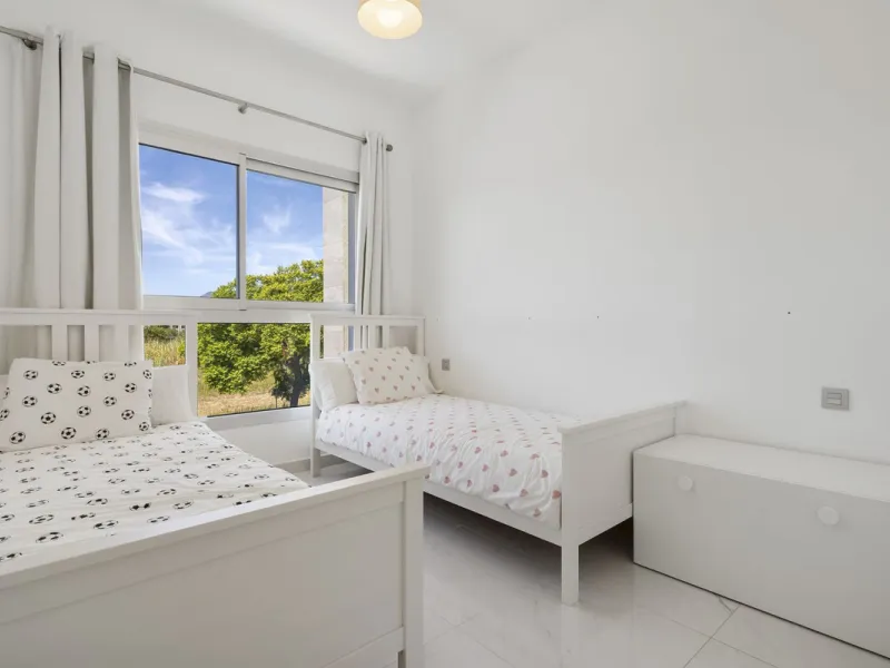 Modern apartment located in an excellent spot on the New Golden Mile, just few steps from all the services. With modern amenities, stylish finishes, and plenty of space, this apartment is perfect for families or as a base on the Costa del Sol.